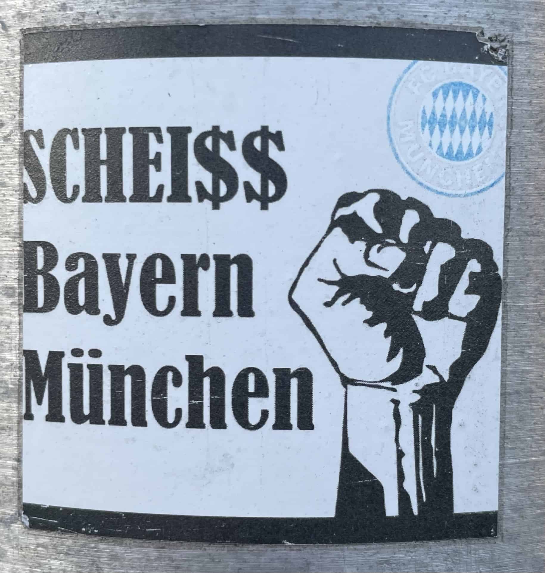 Scheiß Bayern München Aufkleber an Laterne