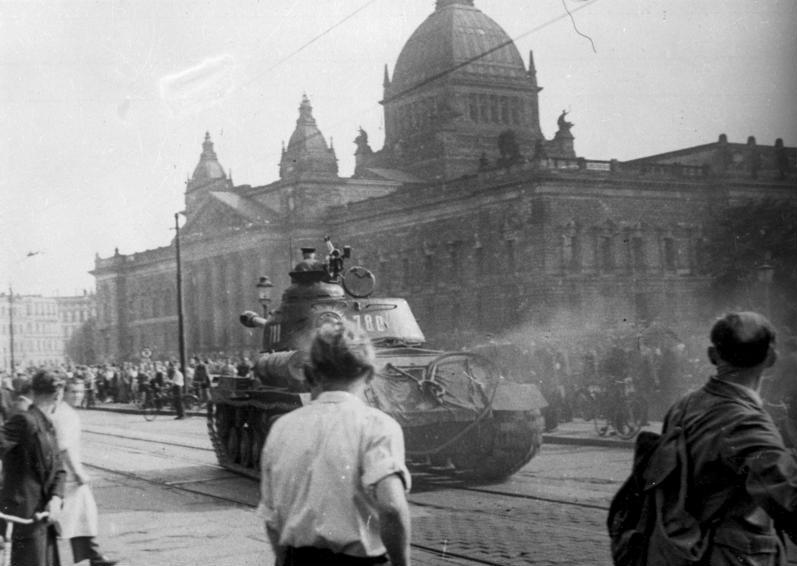 Sowjetischer IS-2-Panzer in Leipzig am 17. Juni 1953