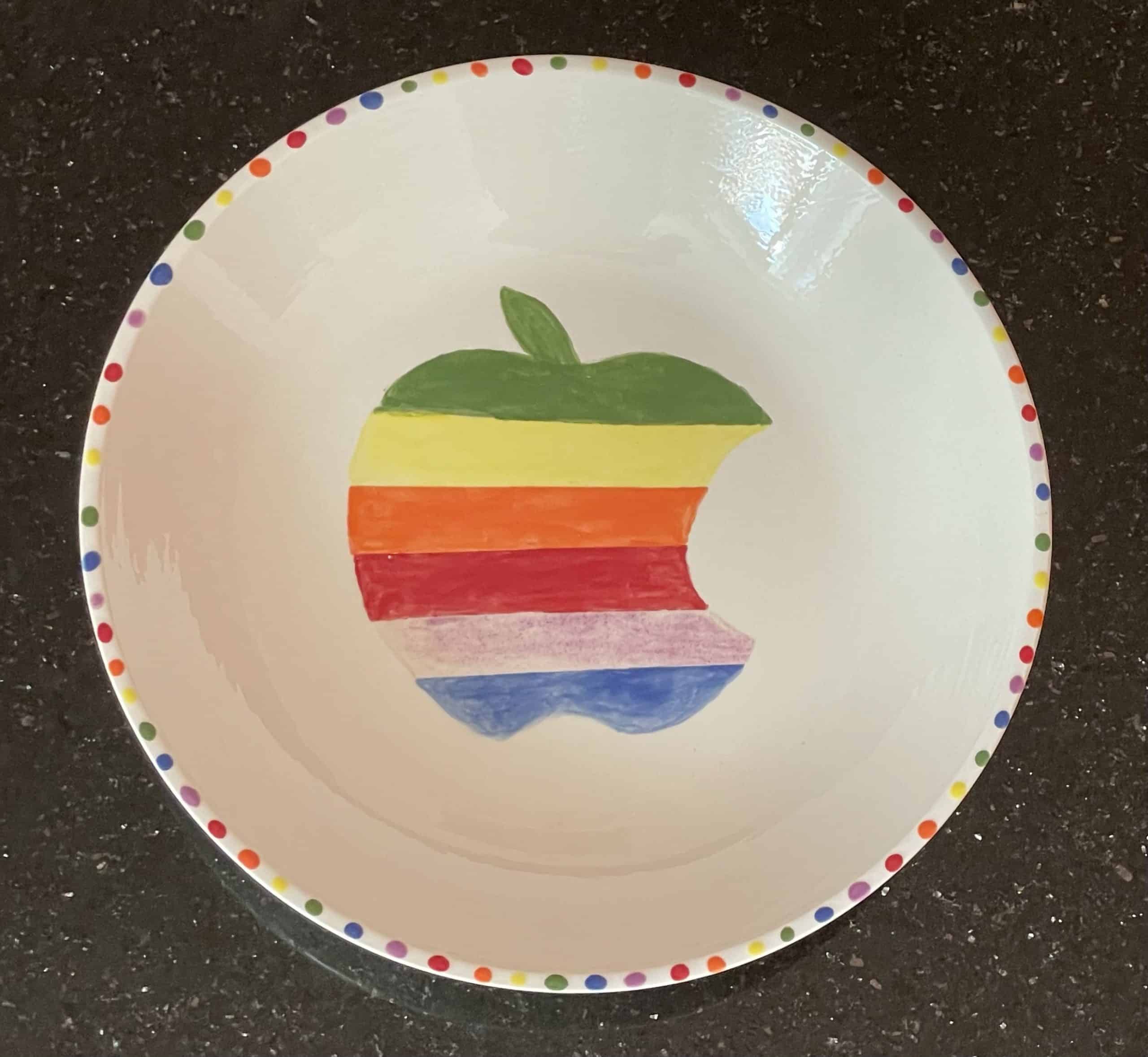 flache weiße Schale mit Regenbogen-Apfel-Logo