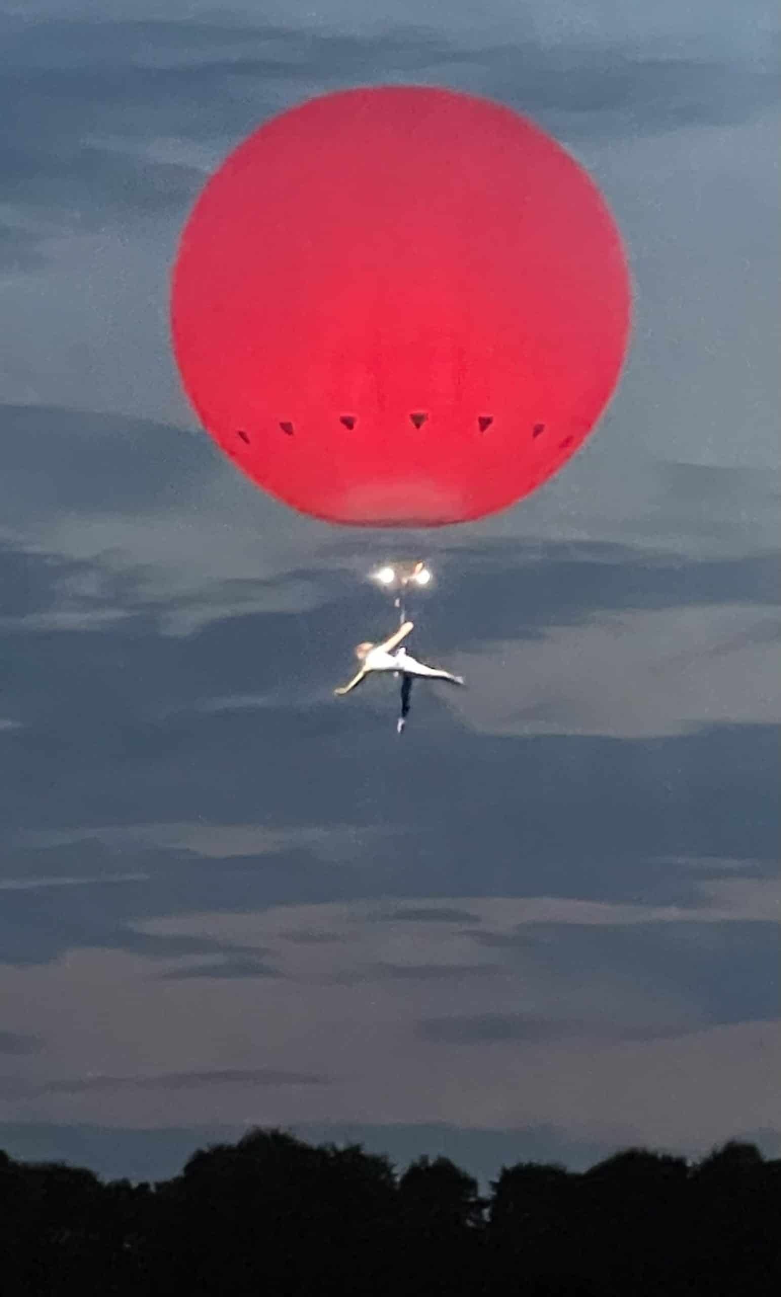 Ballon im Himmel in Rot in der Dunkelheit