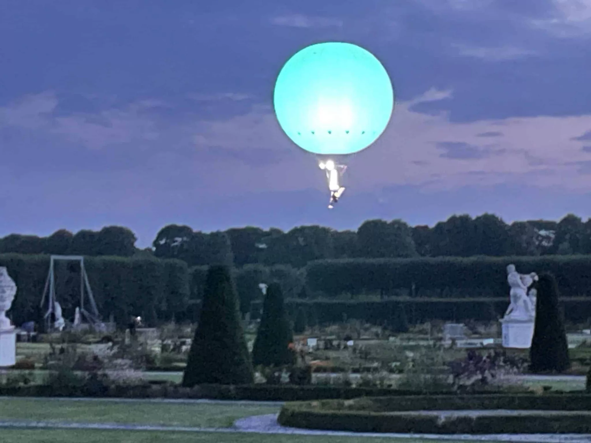 Ballon erleuchtet in Türkis über dem Garten
