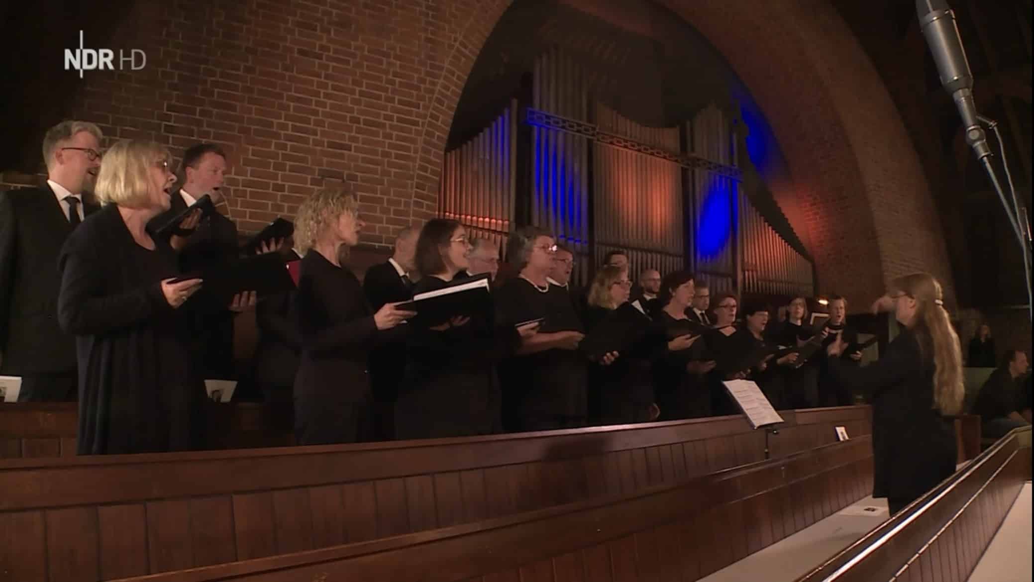 Der Chor singt in der Petruskirche in Kiel.