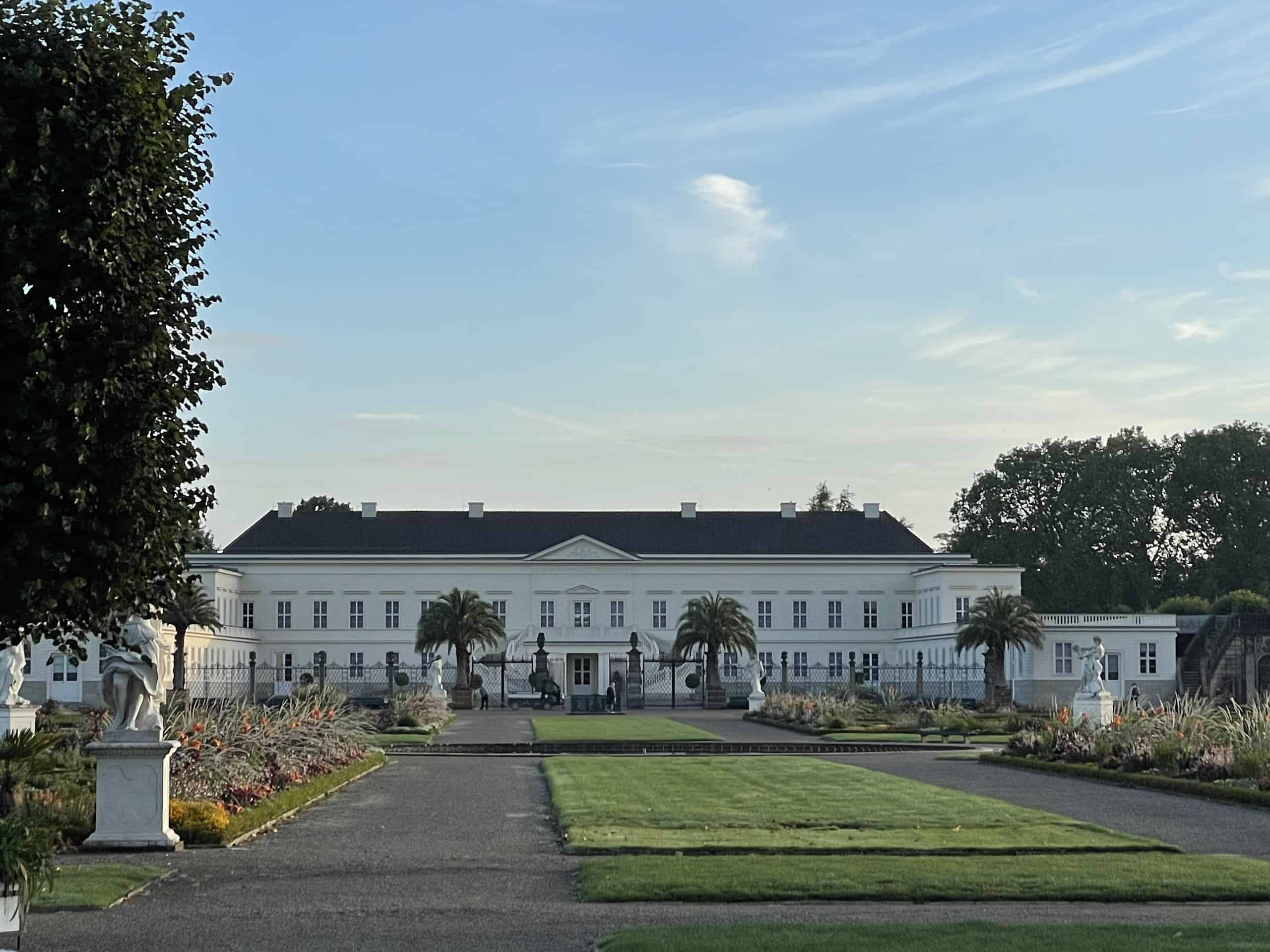 Blick durch den Garten, begrenzt durch das Schloss Herrenhausen.