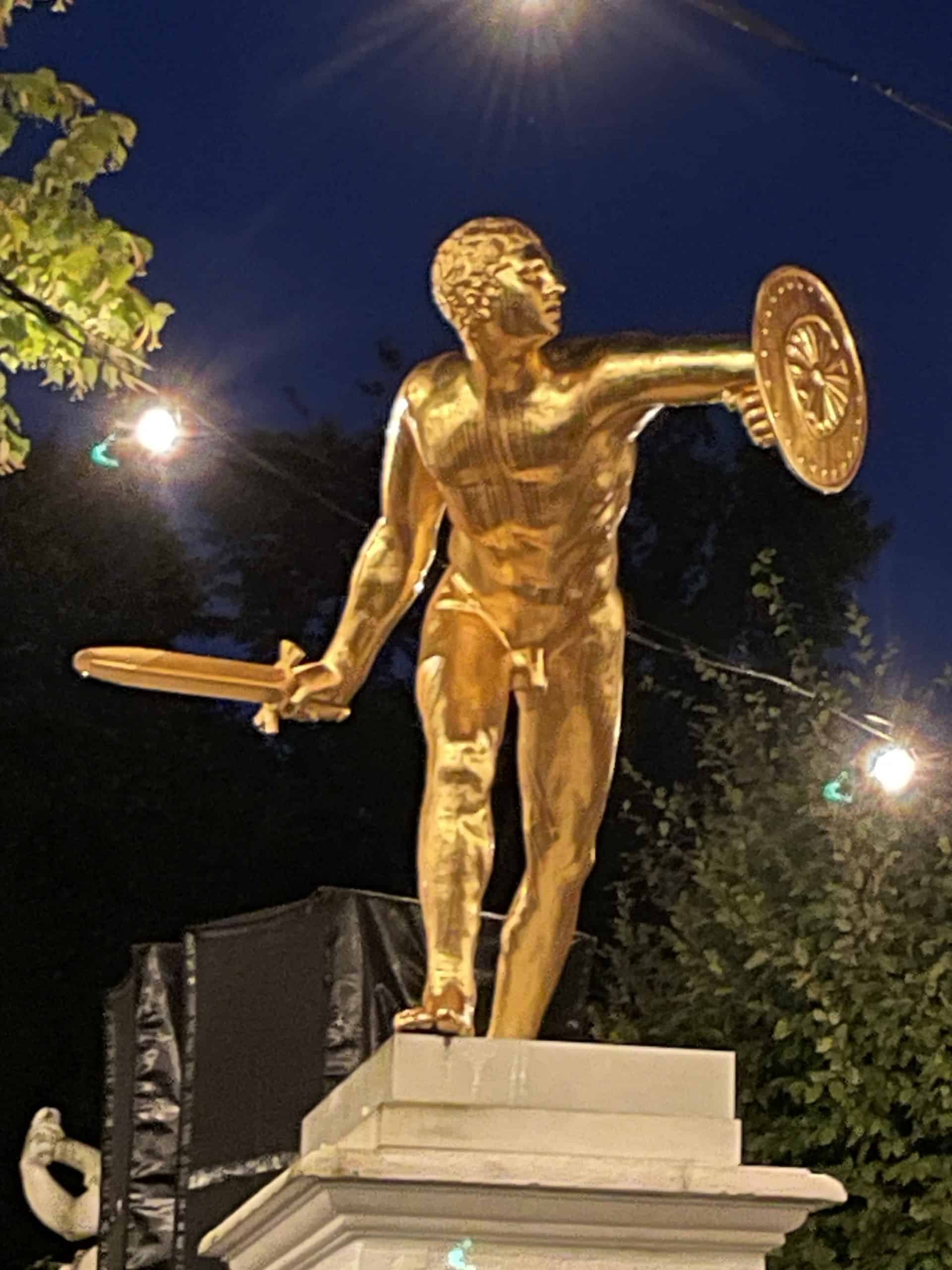 Nachtdunkel, goldene, nackte Schwertfigur mit Schild linker Hand der Bühne des Gartentheaters in Herrenhasusen.