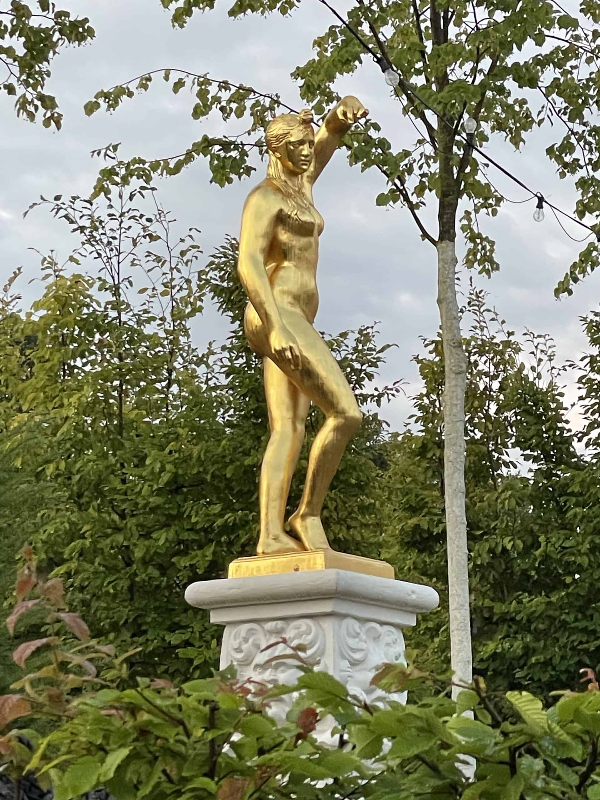 Fast schon taghell, golden, nackte Frauenfigur linker Hand auf der Bühne des Gartentheaters in Herrenhasusen.