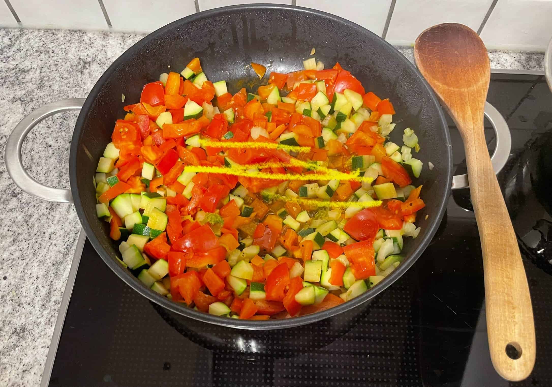 Topf mit dem Gemüse: Tomaten, Paprika und Sellerie.