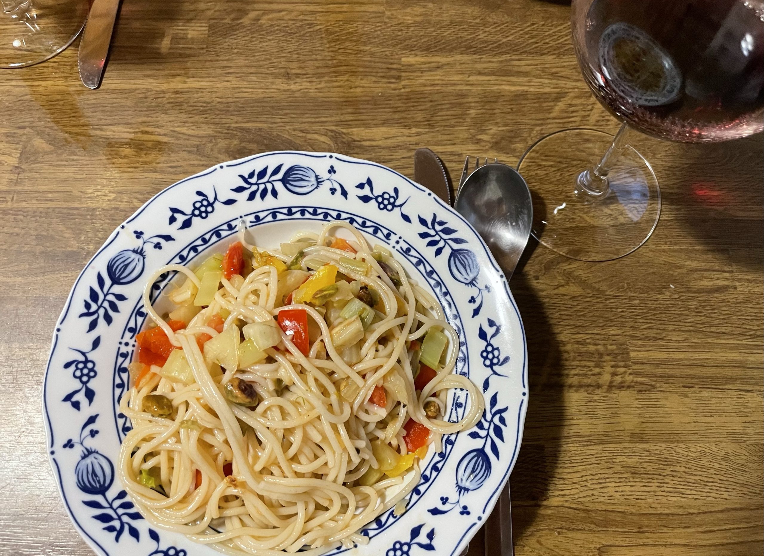 Fenchelspaghetti mit Tomaten, Paprika und Nüssen an einem Glas Mezzocarona Merkot Rotwein