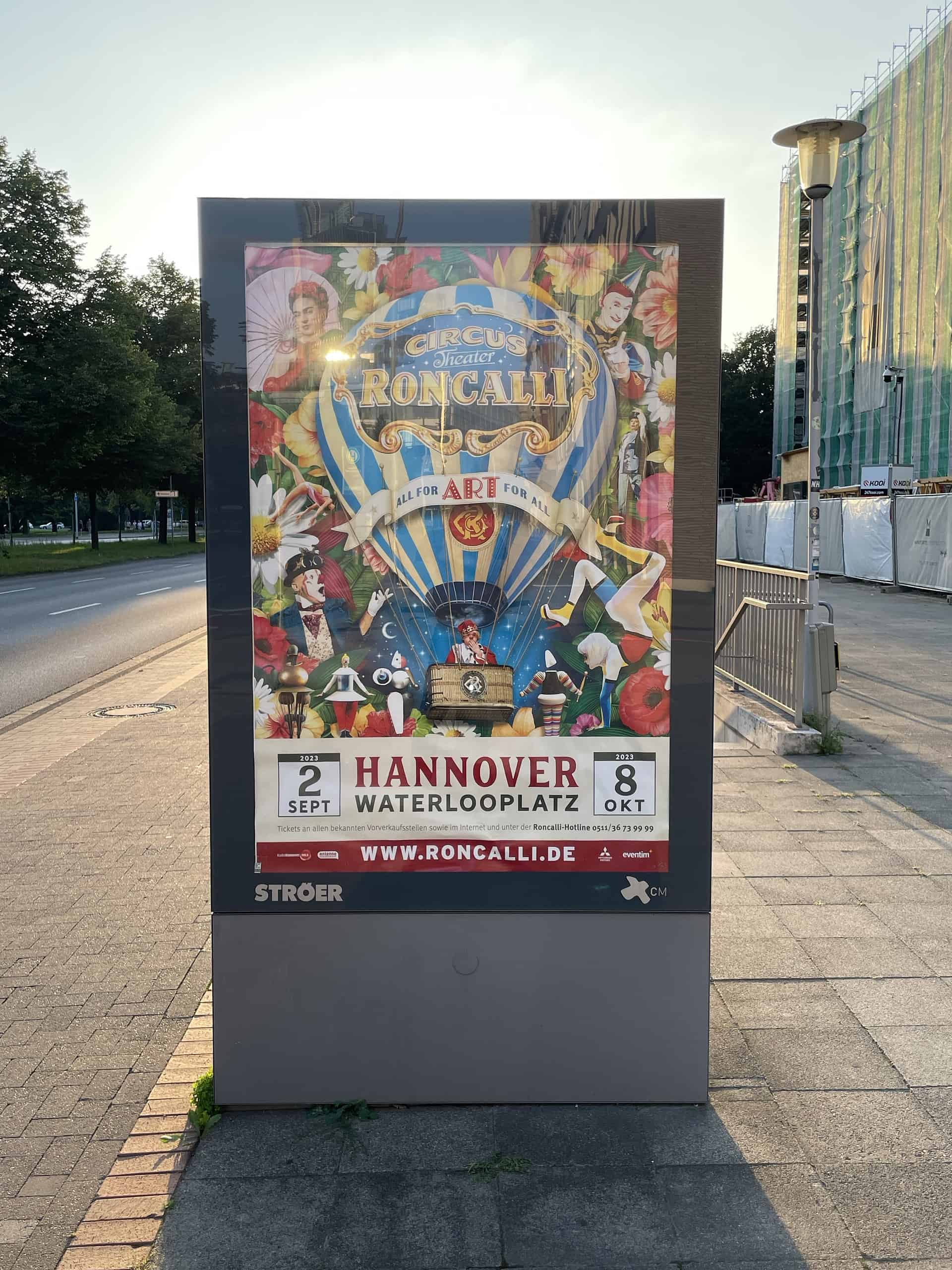 Reklametafel mit Roncalli-Auftritt in Hannover
