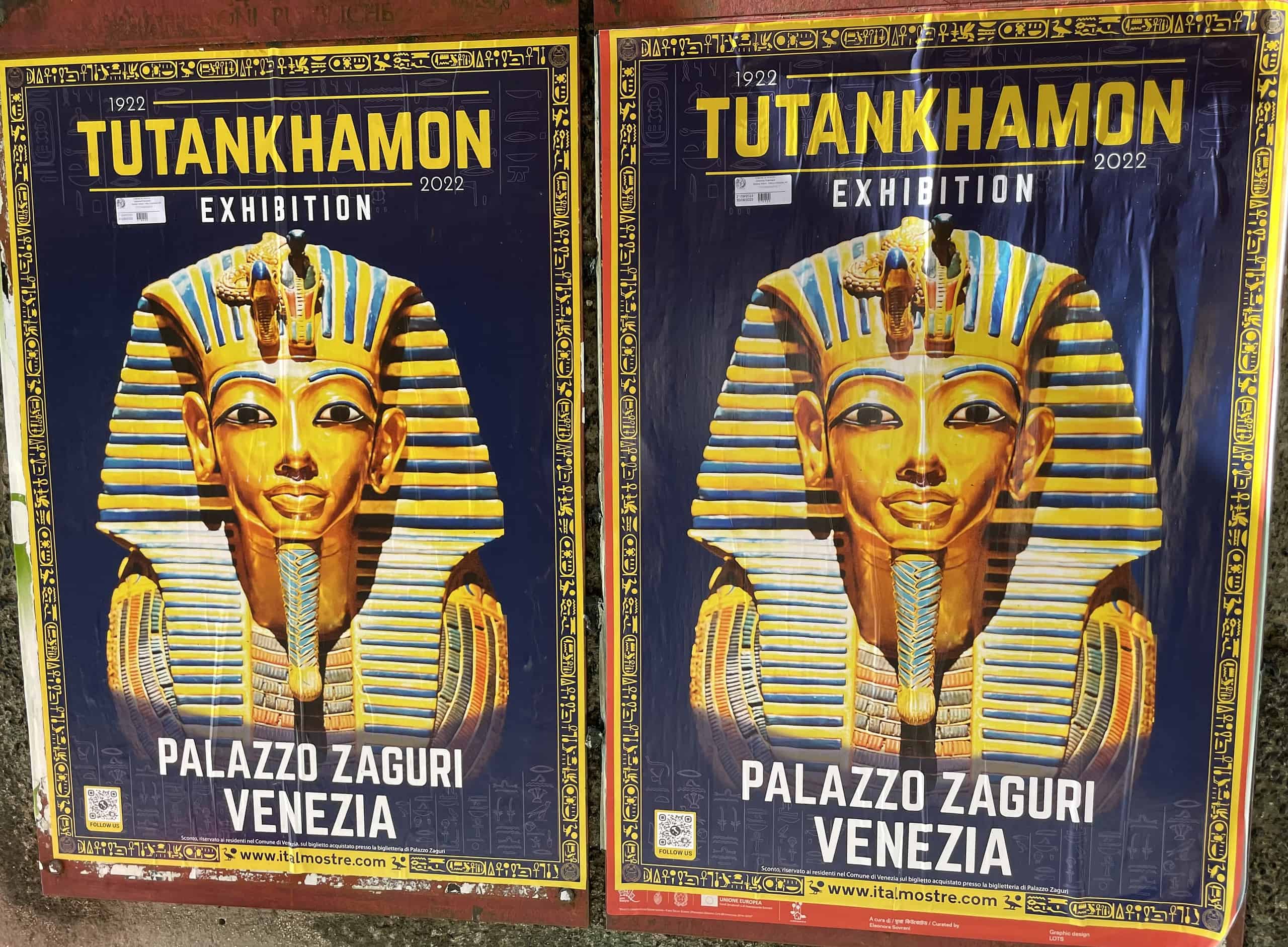 Plakat mit Tutanchamun-Ausstellung mit Goldmaske.