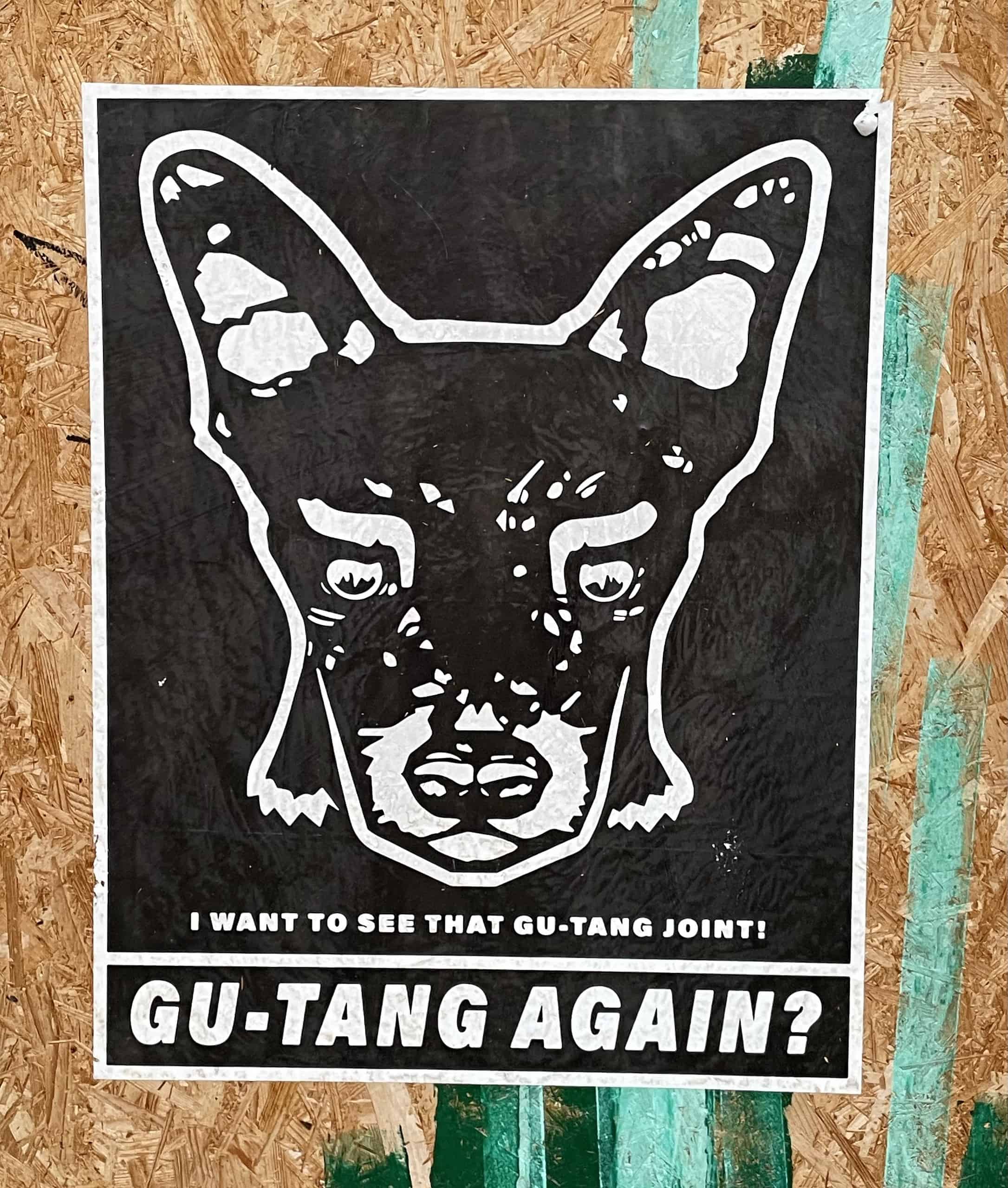 Schwarz-weißer Comichundkopf mit Plakatunterschtift: GU-TANG AGAIN?
