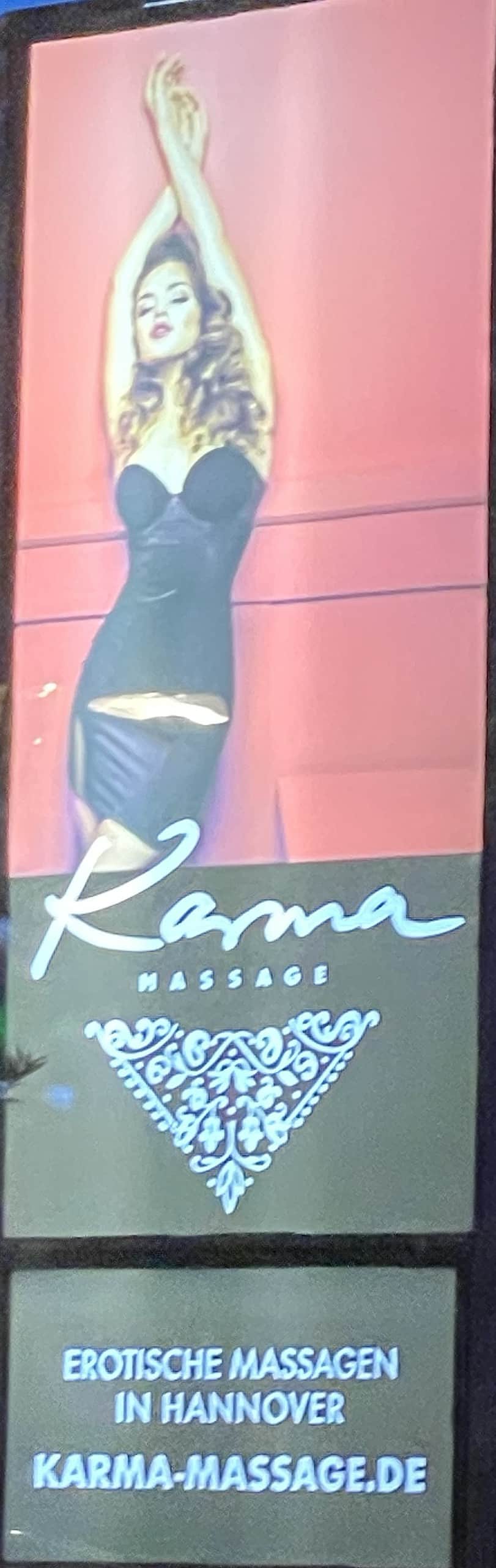 Werbung für Karma-Massagen mit erotischer Frau, lange blonde Locken und schwarze Dessous.