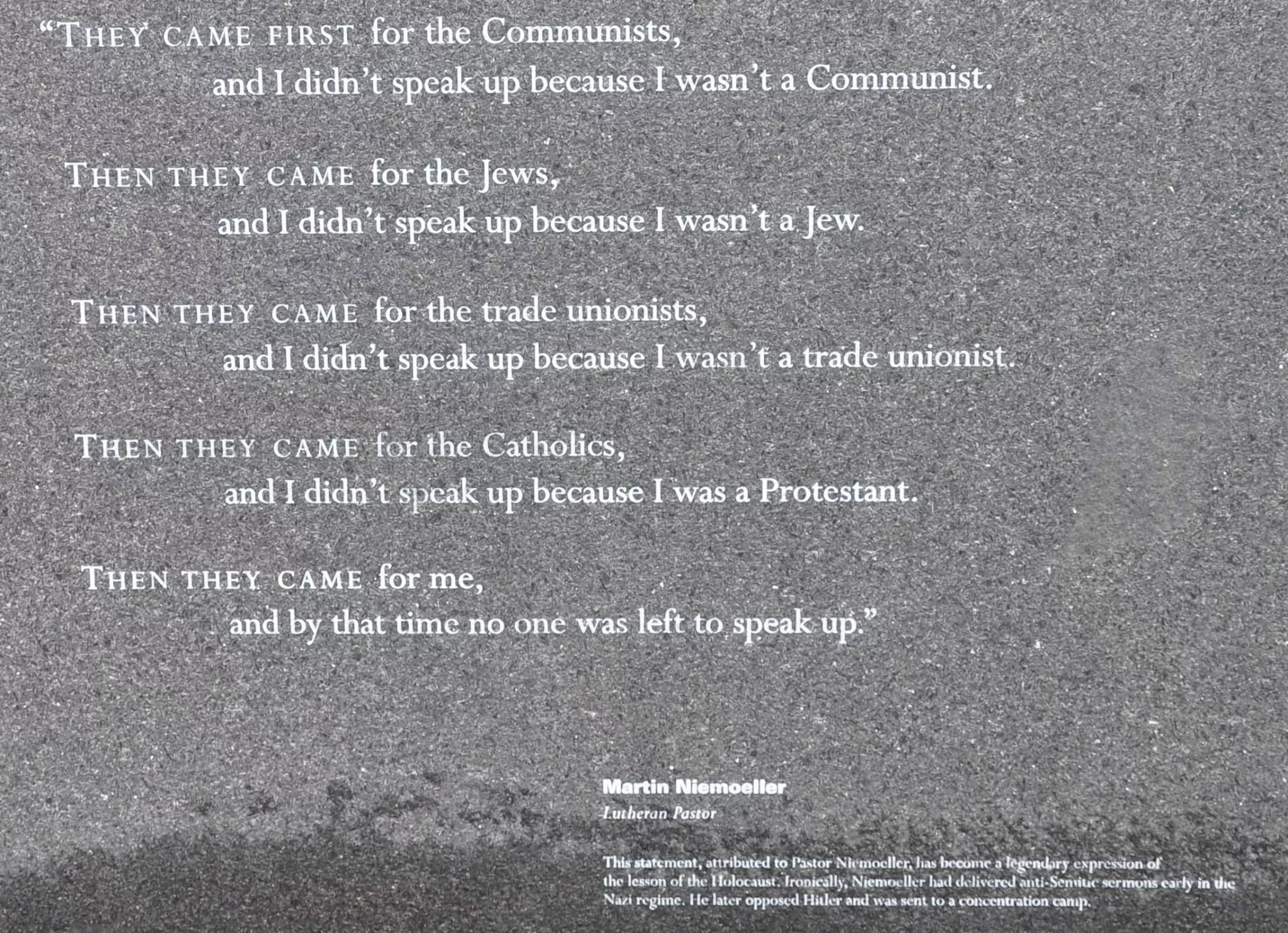 Das Niemöller-Gedicht Habe ich geschwiegen auf Gedenkstein im Holocaust Memorial in Boston.