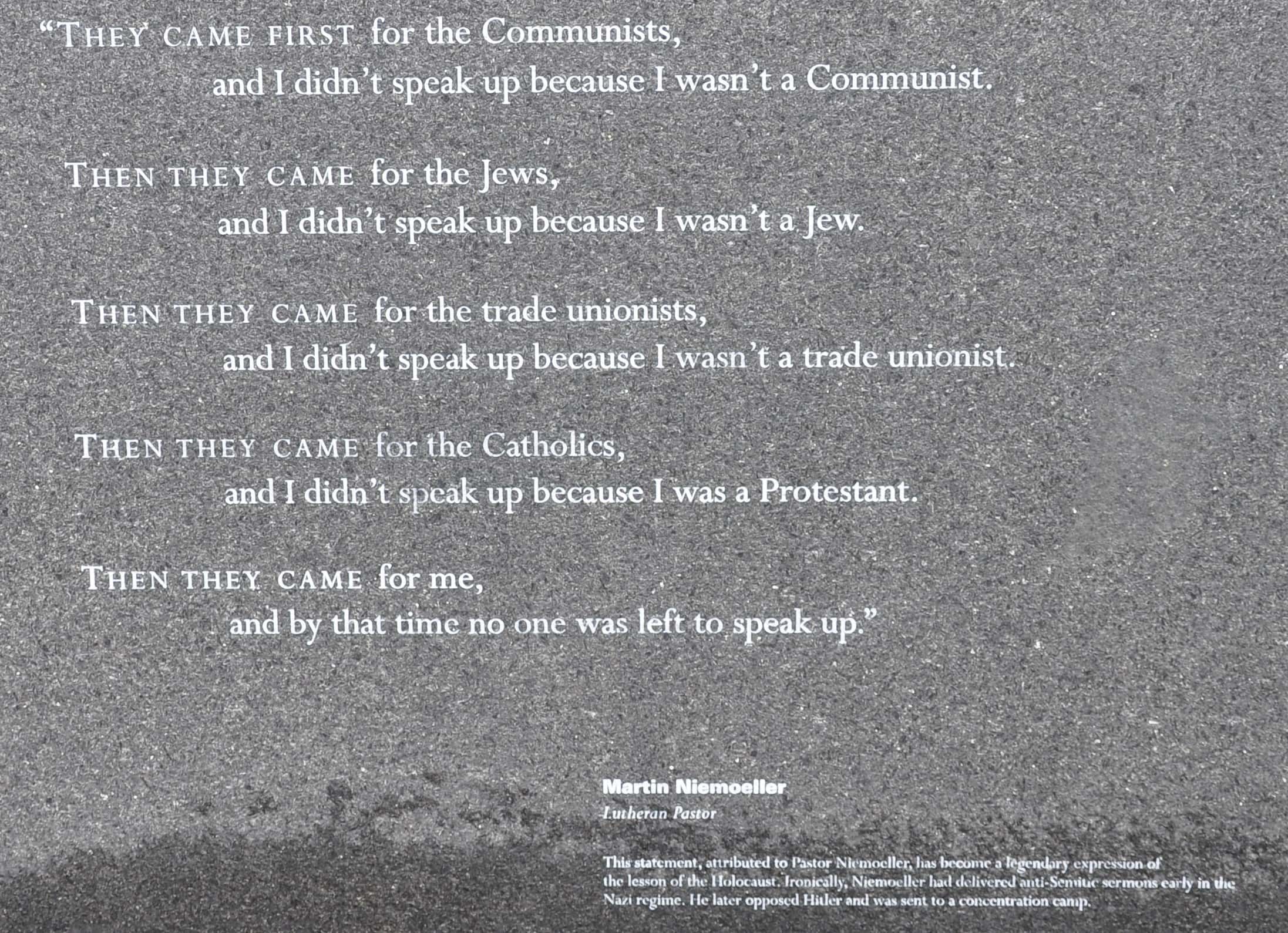 Das Niemöller-Gedicht Habe ich geschwiegen auf Gedenkstein im Holocaust Memorial in Boston.