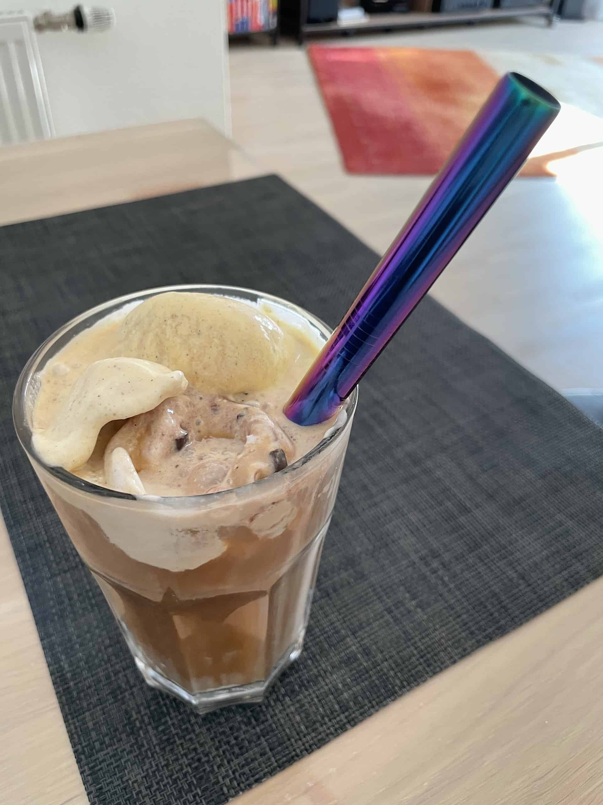 Glas Eiscafé mit Strohalm