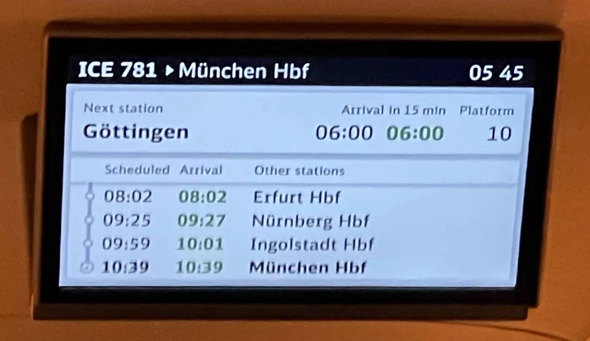 ICE-Bildschirm mit Streckeninformationen nach München.