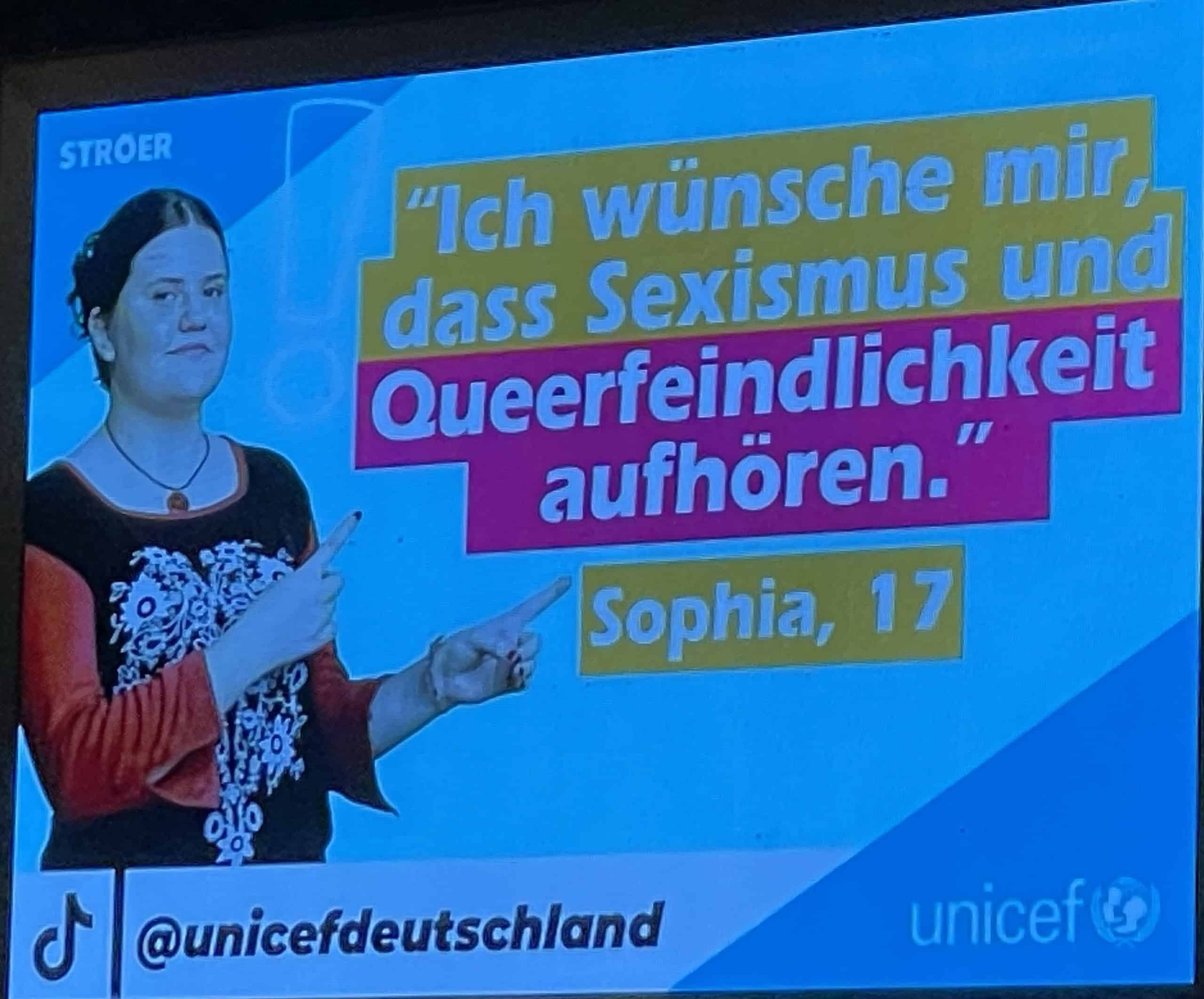Unicef-Infotafel mit Queerenfeindlichkeitszitat.