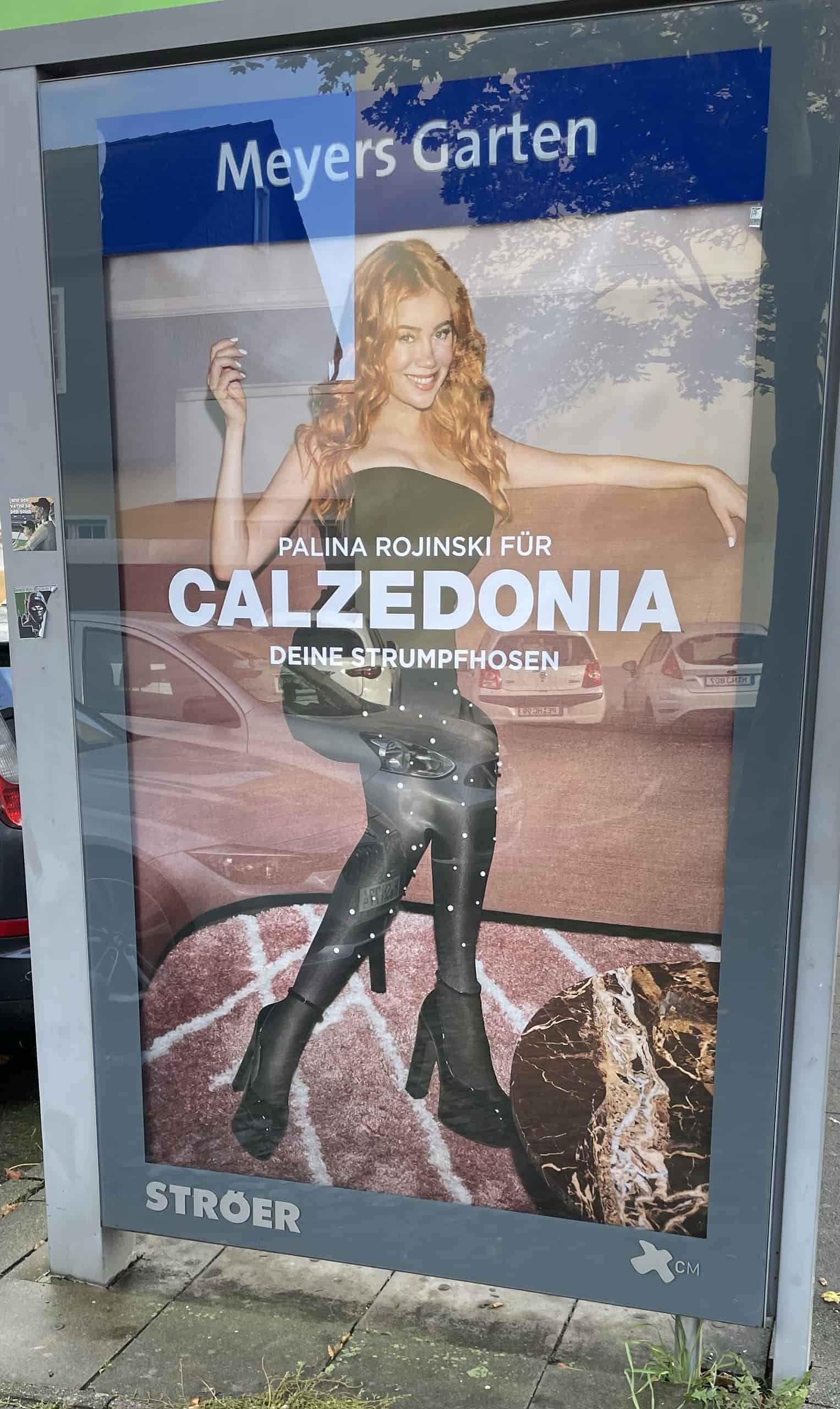 Sexy Palina Rojinski in schwarzem, kurzem Kleid und schwarzer Perlonstrumofhose blickdicht mit weißen Punkten mit schwarzen High Heels macht Calzedonia-Reklame.