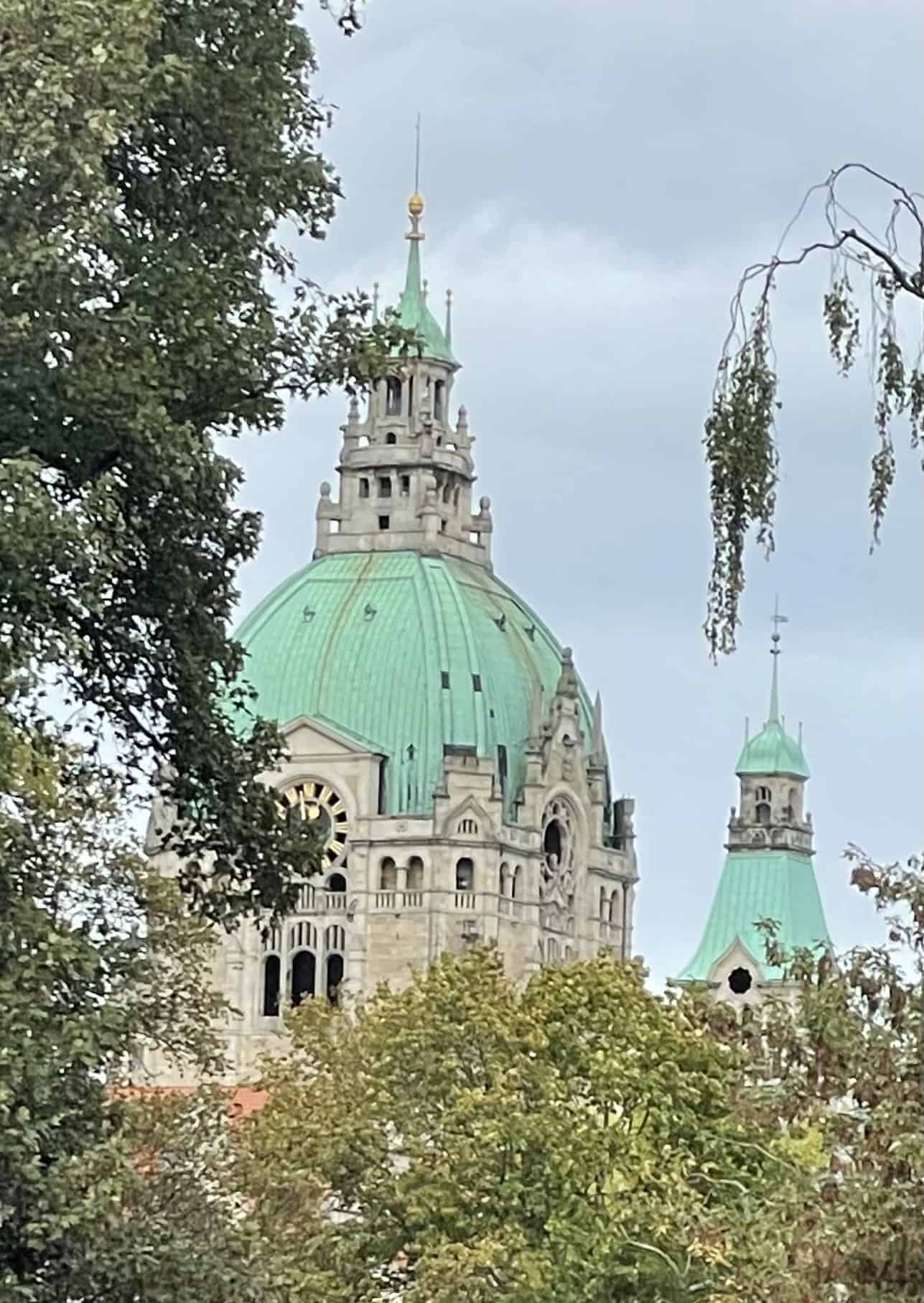 Kuppel des Neuen Rathauses in Hannover durch die Bäume gesehen.