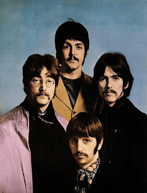 Pirtraitfoto der vier Beatles, 1967 in Farbe.