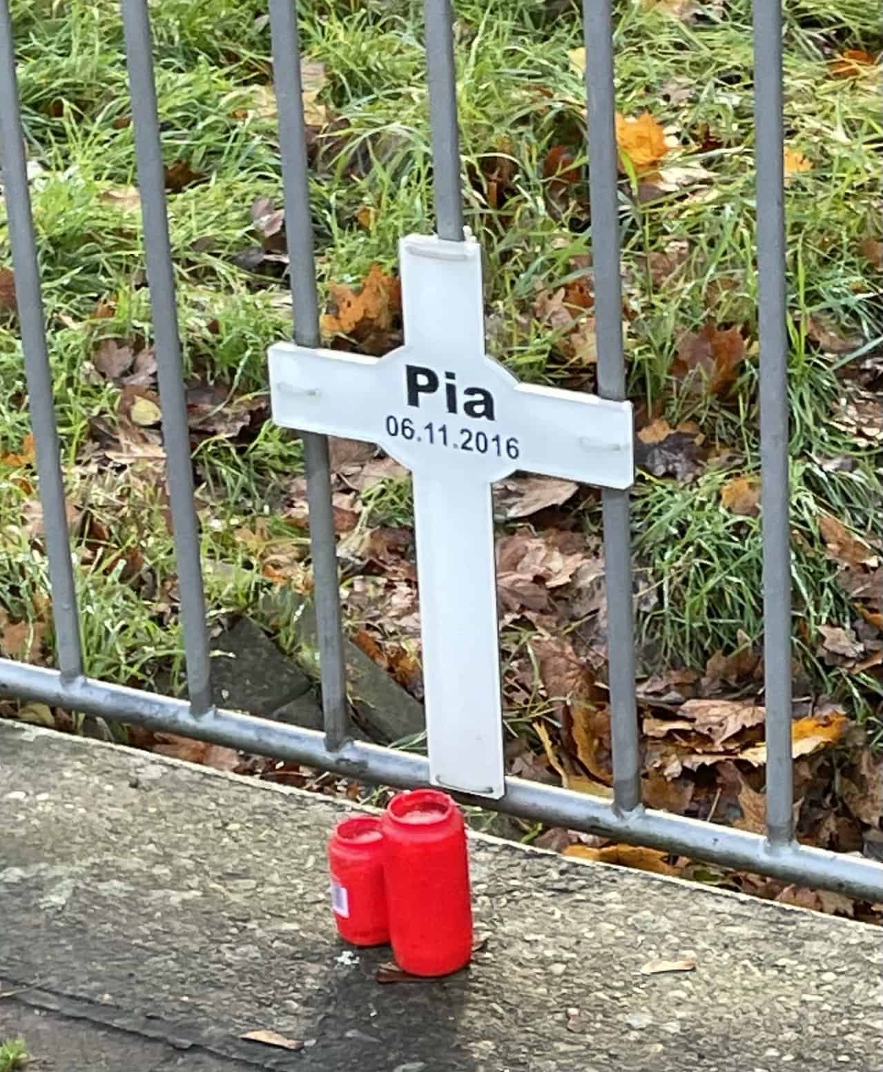 Kreuz am Geländer der Brcke über den Mittellandkanal, das an den Unfalltod hier auf der Straße von Pia erinnert