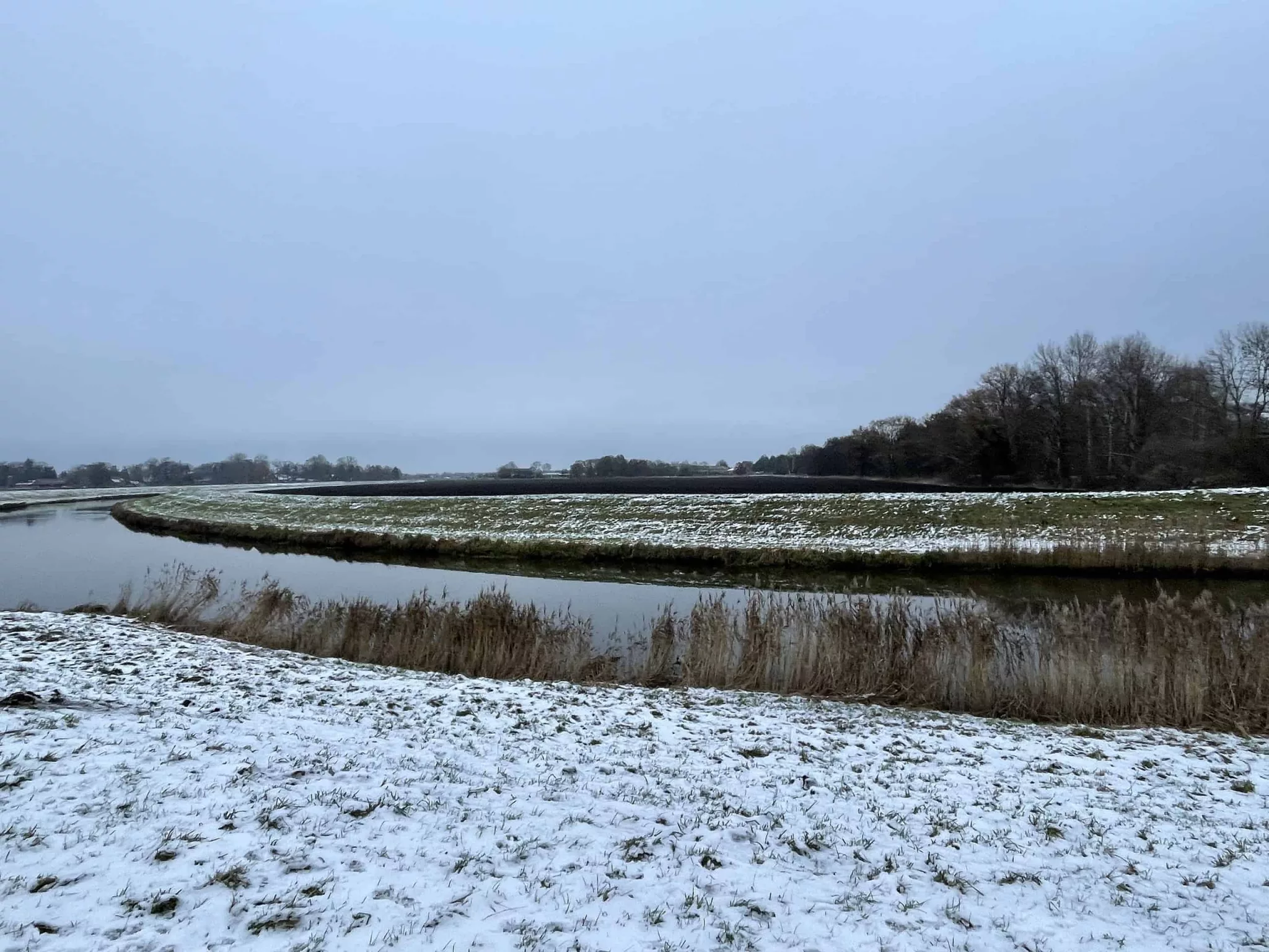 Der Elbe-Jeetzel-Seitenkanal in winterlicher Landschaft.