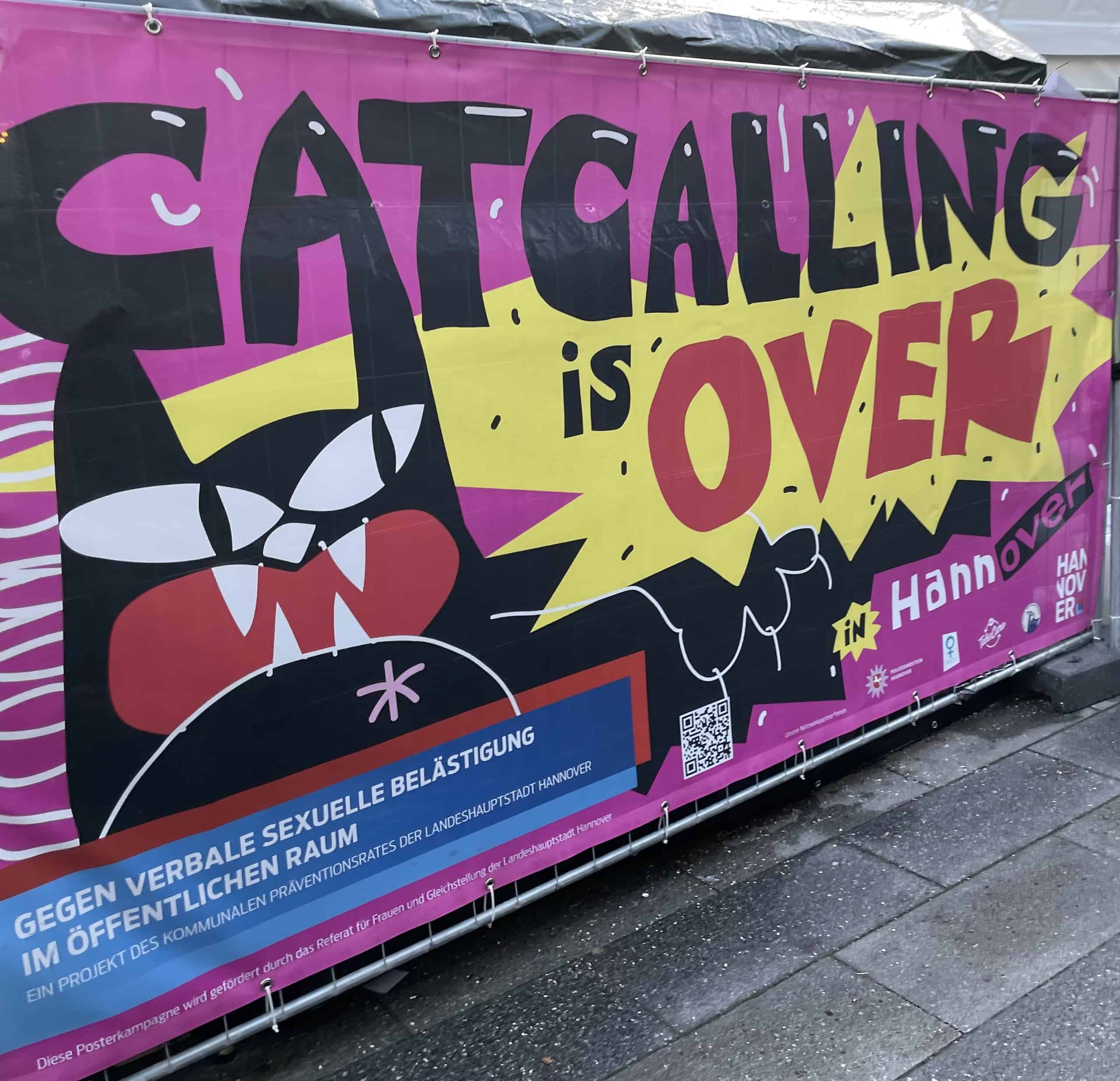 Großes Plakat 'Catcaling is over' in der Pasarelle