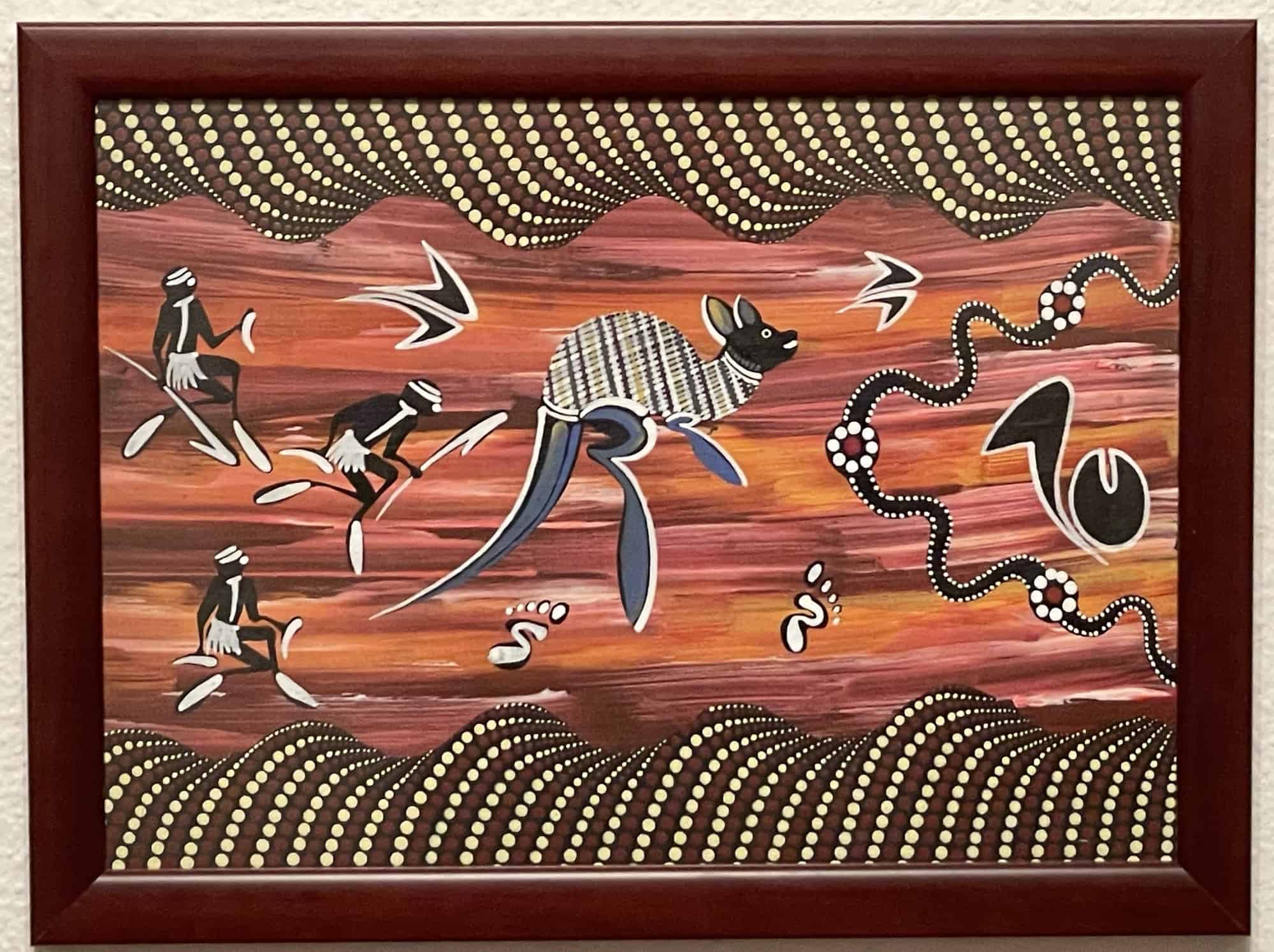 Aborigines-Bild mit Känguru in der Mitte und Ureinwohnern und weiteren Dingen