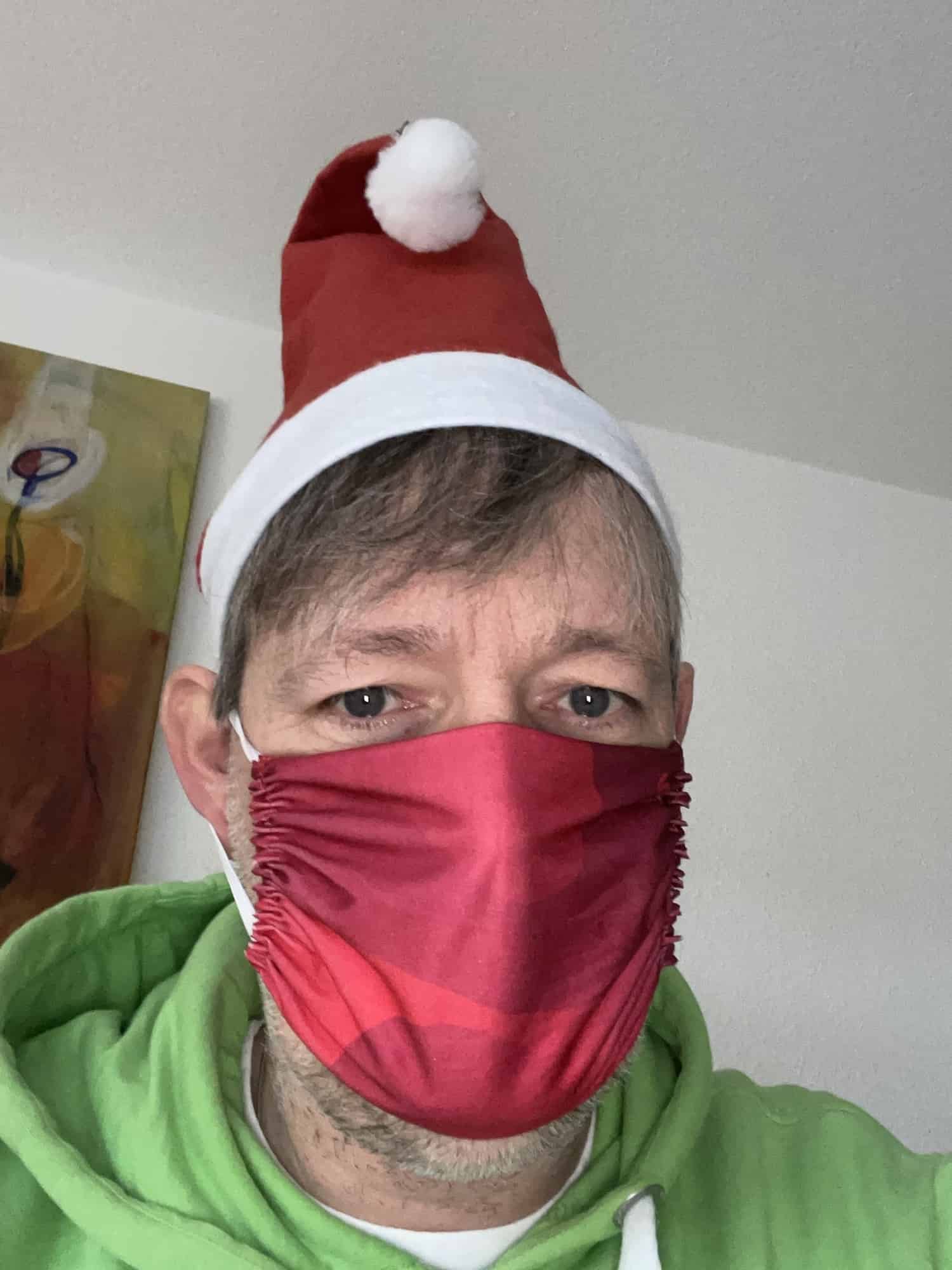 Ich im grünen Hoody mit Weihnachsmütze und roter Mundmaske