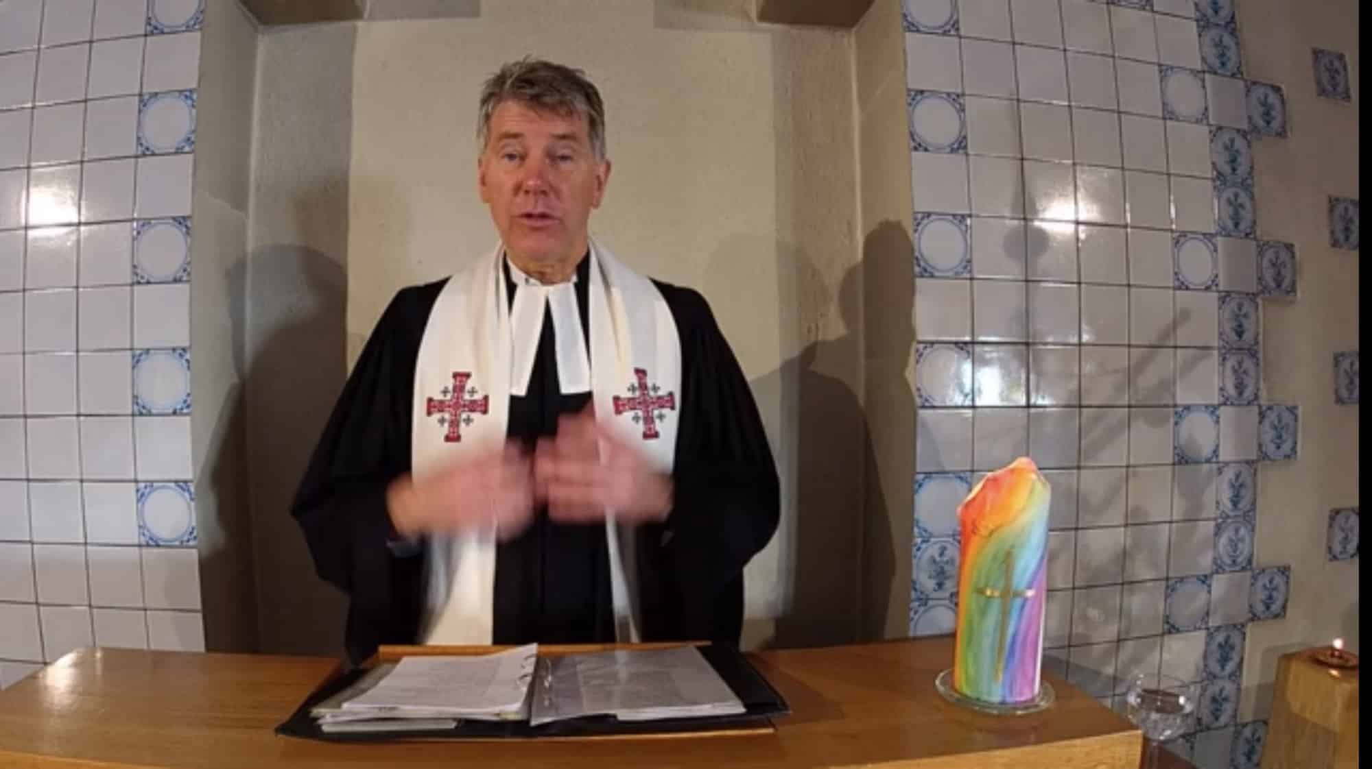 Pastor Rainer Chinnow bei der Heilig Abend Predigt der Videosndacht aus der Friesenkapelle in Wenningstedt, Sylt.