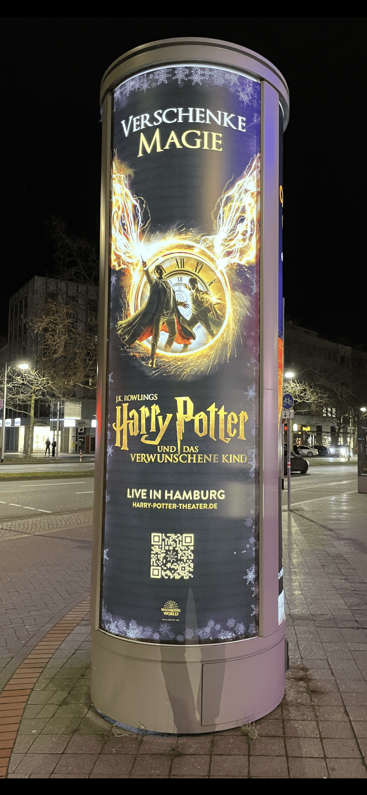 Eine weitere Litfaßsäule im Dunkeln mit leuchtender Harry Potter Theaterreklame in Hamburg.