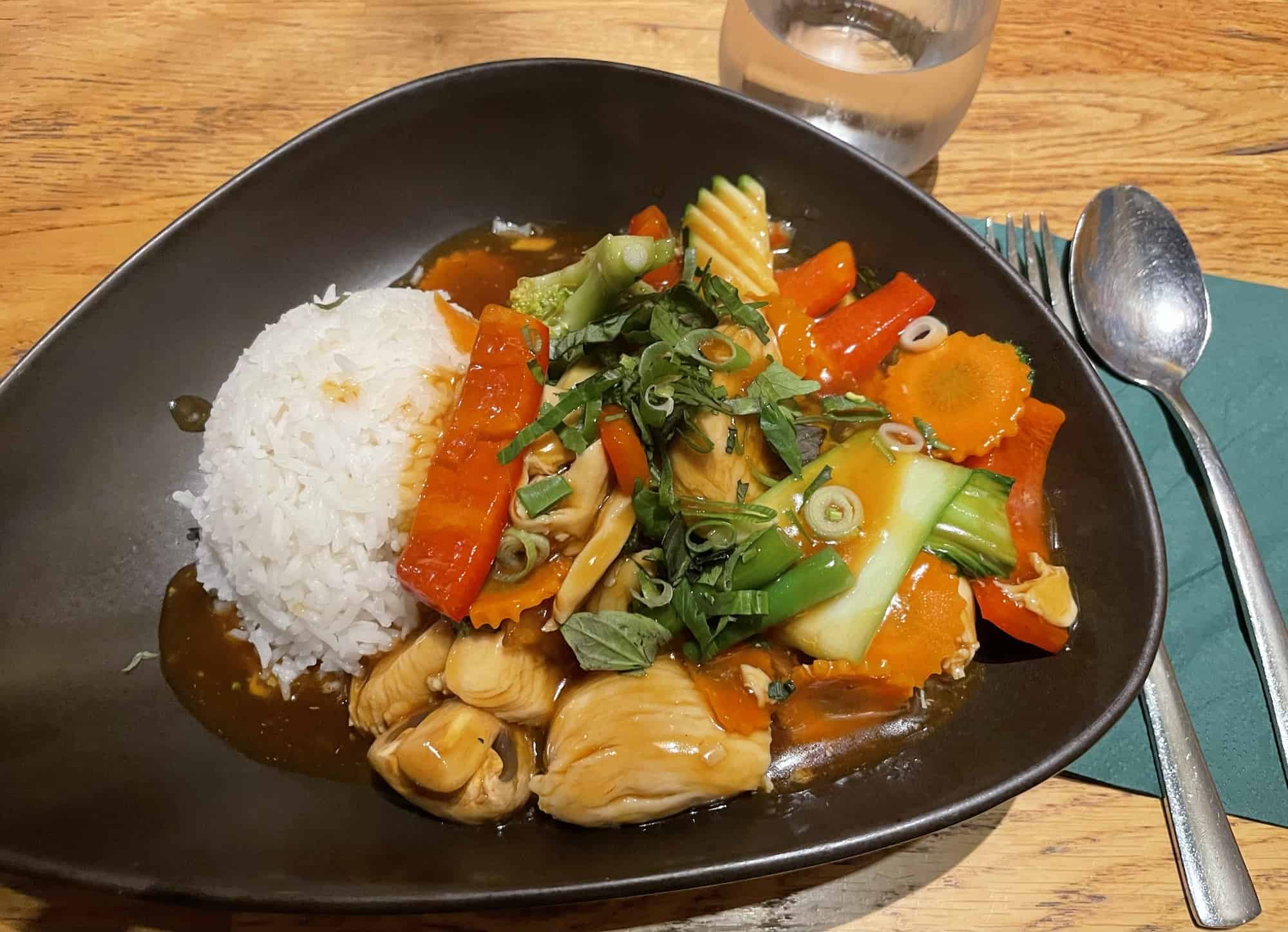 Viatnamesisches Reisgericht mit Gemüse und Rindfleisch
