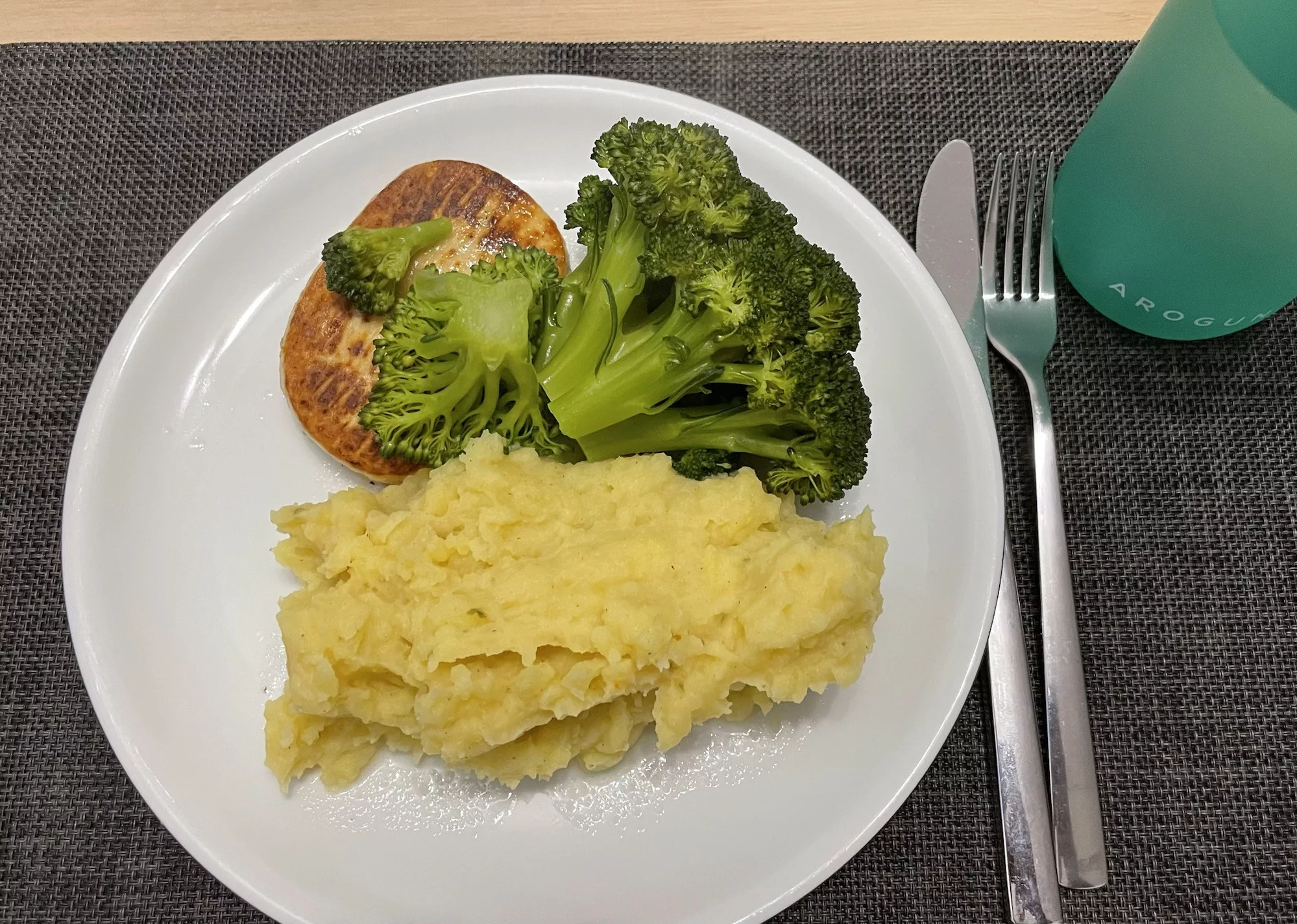 Veganes Höhnchenstwak mit Brokoli und Kartoffelbrei.