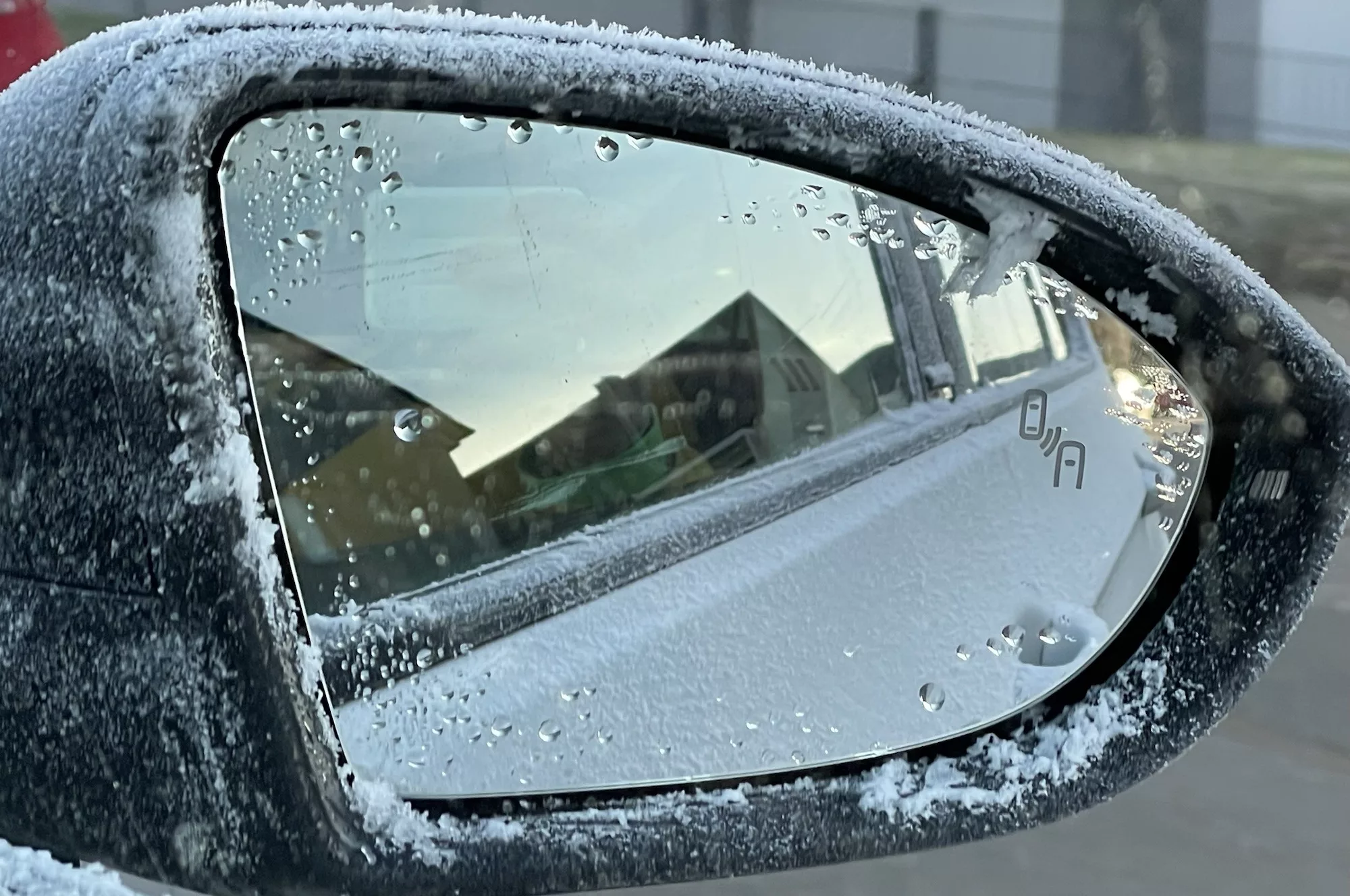 Außen gefrorener rechter Autoaußenspiegel.