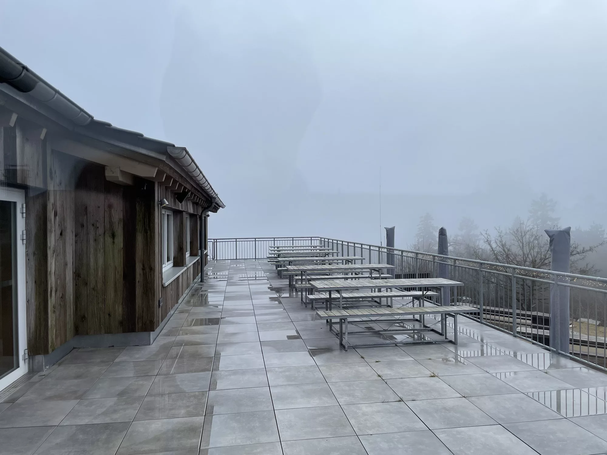 Terasse des Restaurants auf den Feldberg im Nebel.