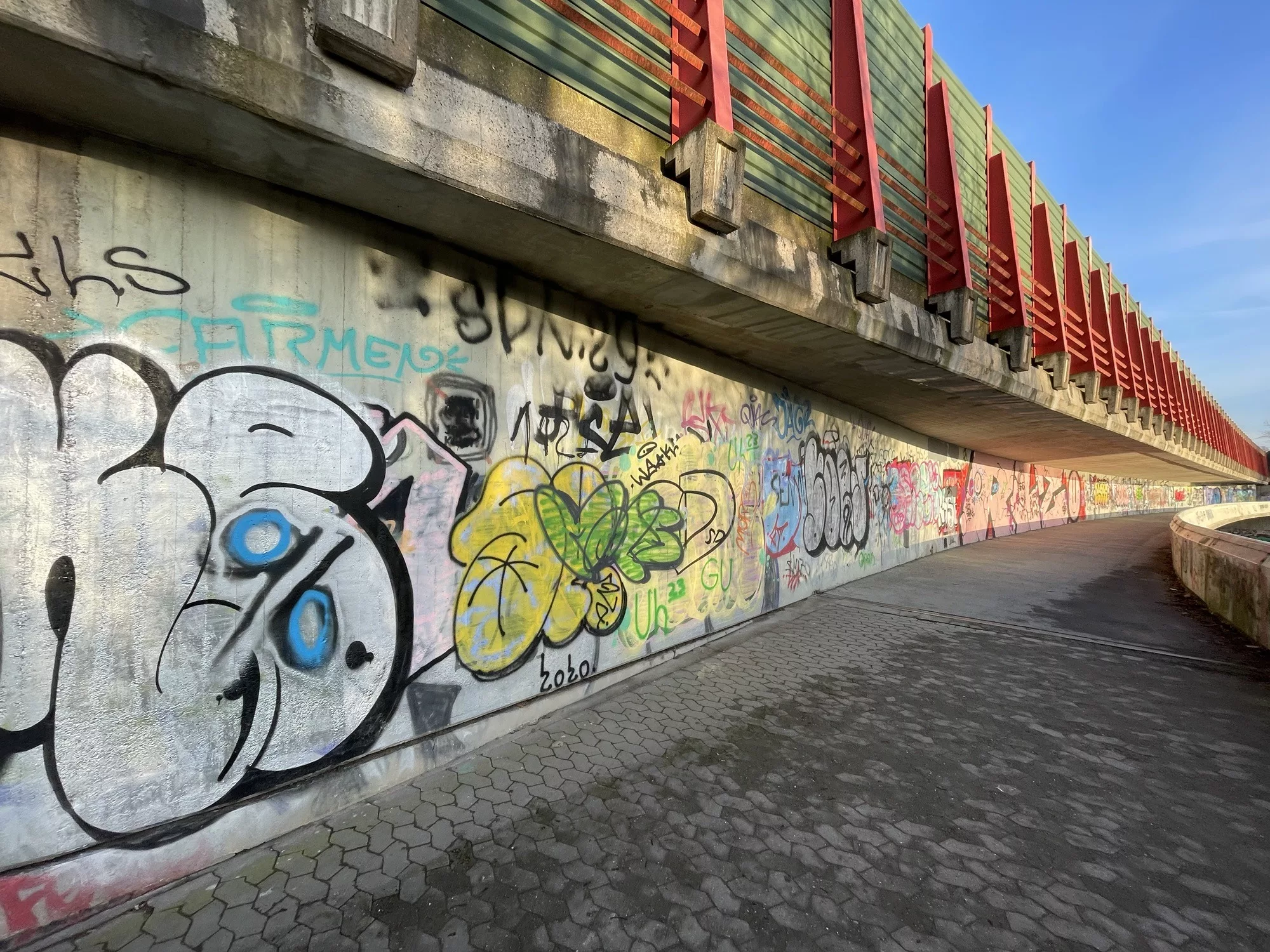 Messeschnellwegbrücke mit Graffitis an der langen Betonwand