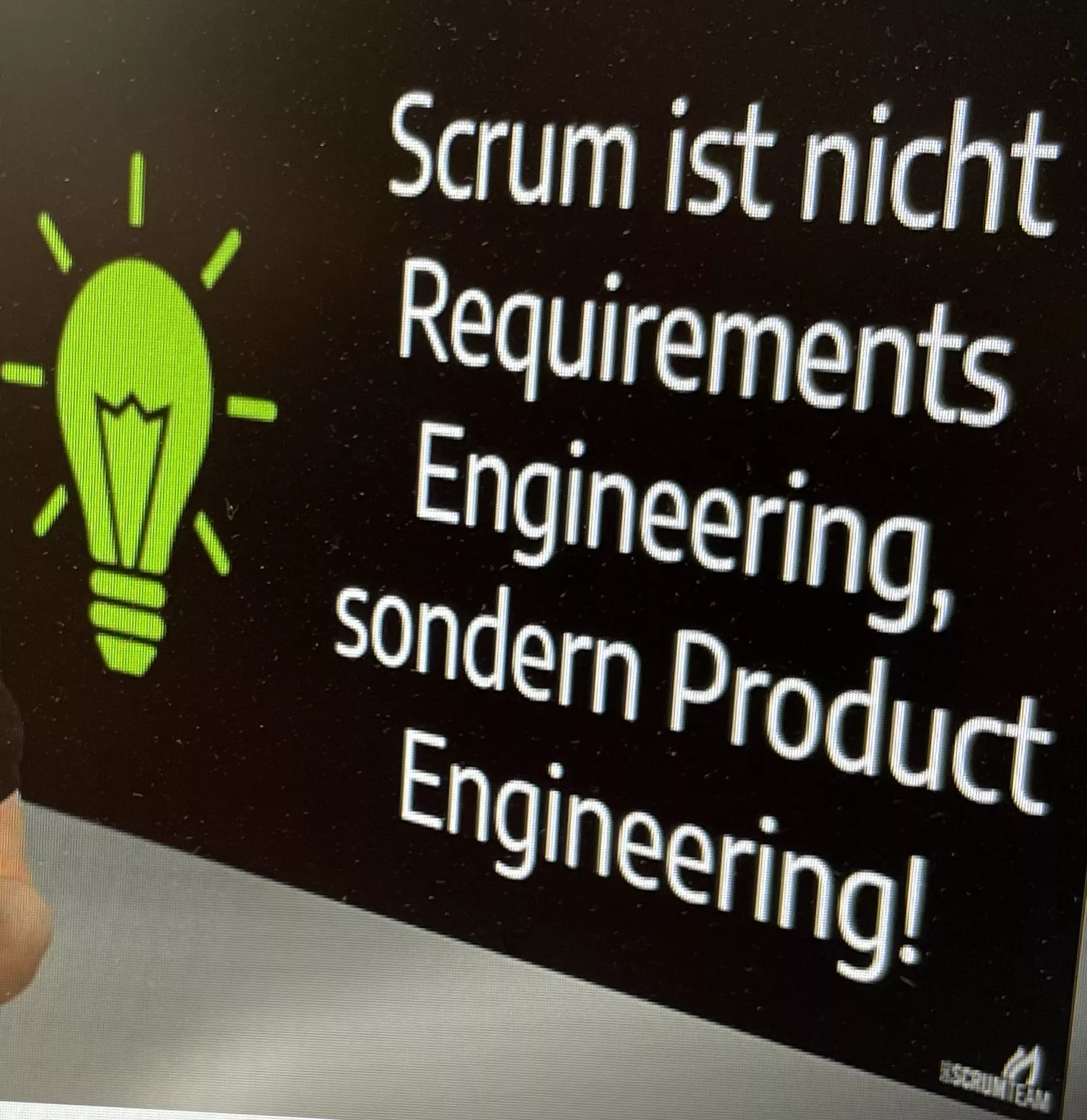 Slides aus einem Video von DasScrumTeam: Scrum ist nicht Requirements Engineering, sondern Product Engineering!