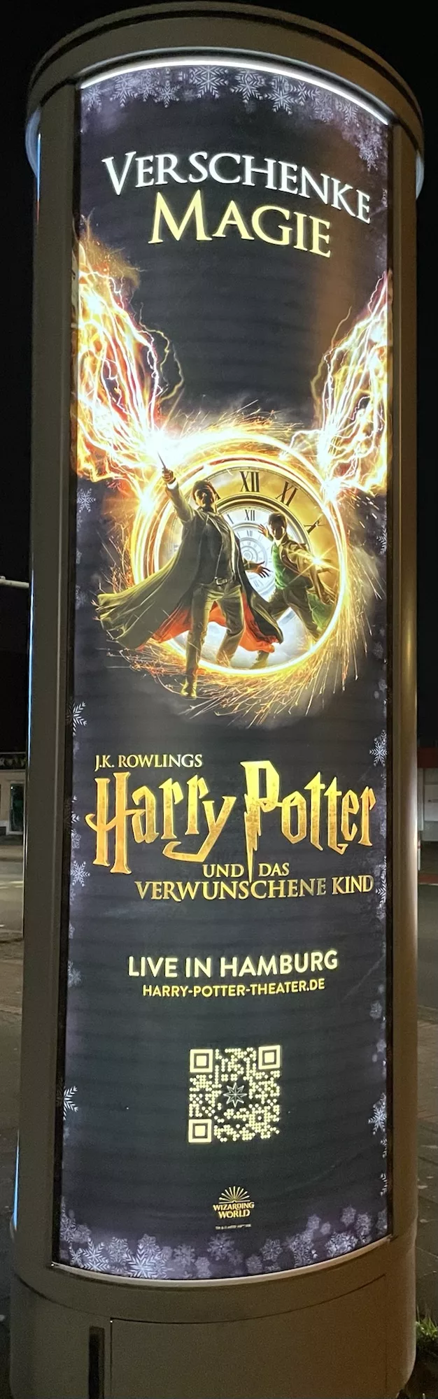 Litfaßsäule mit Reklane für Harry Potter Theaterstück in Hamburg.