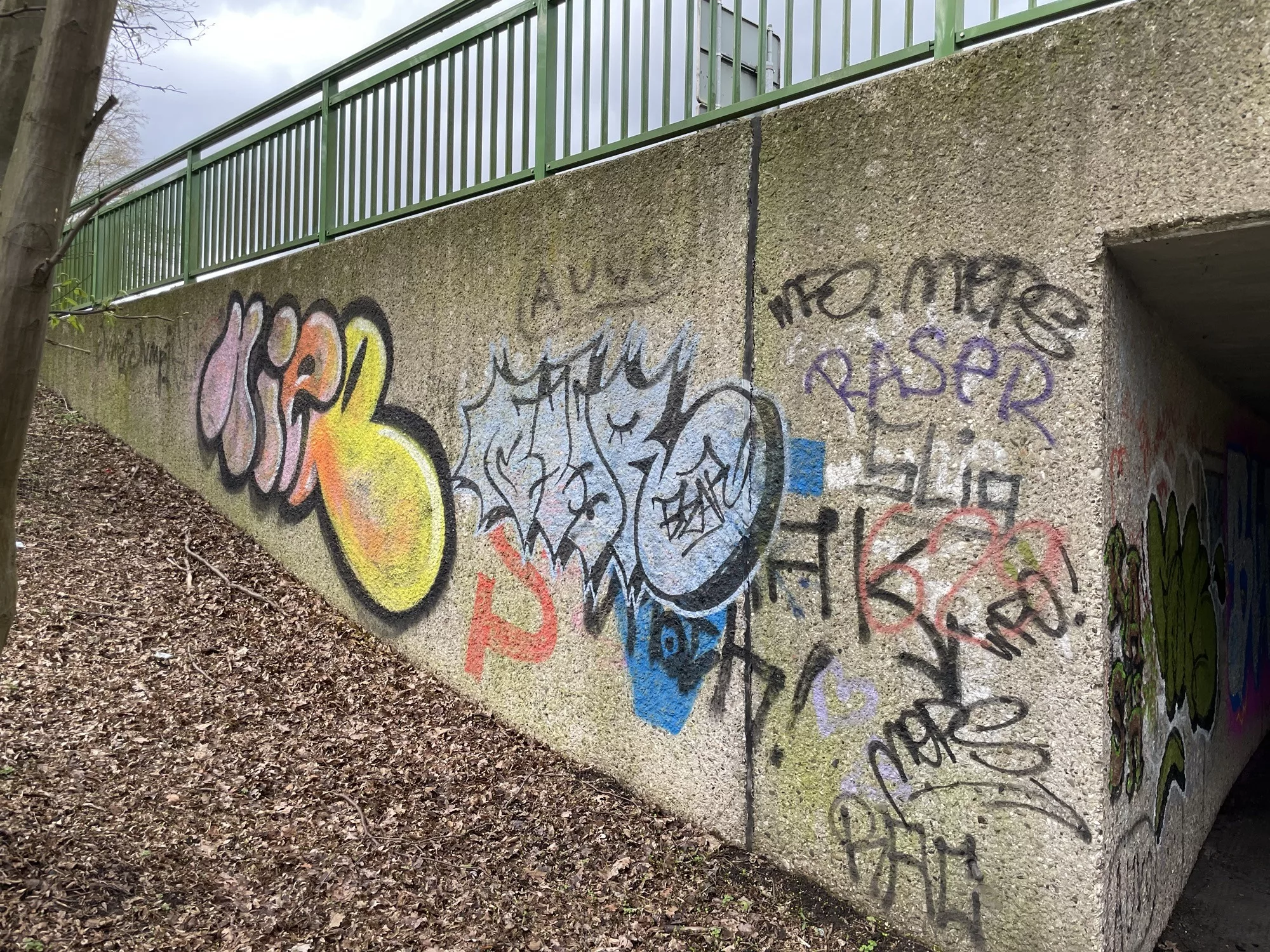 Graffiti an der Brücke, die die Auffahrt zum Messeschnellweg in Lahe Richtung Norden ist.