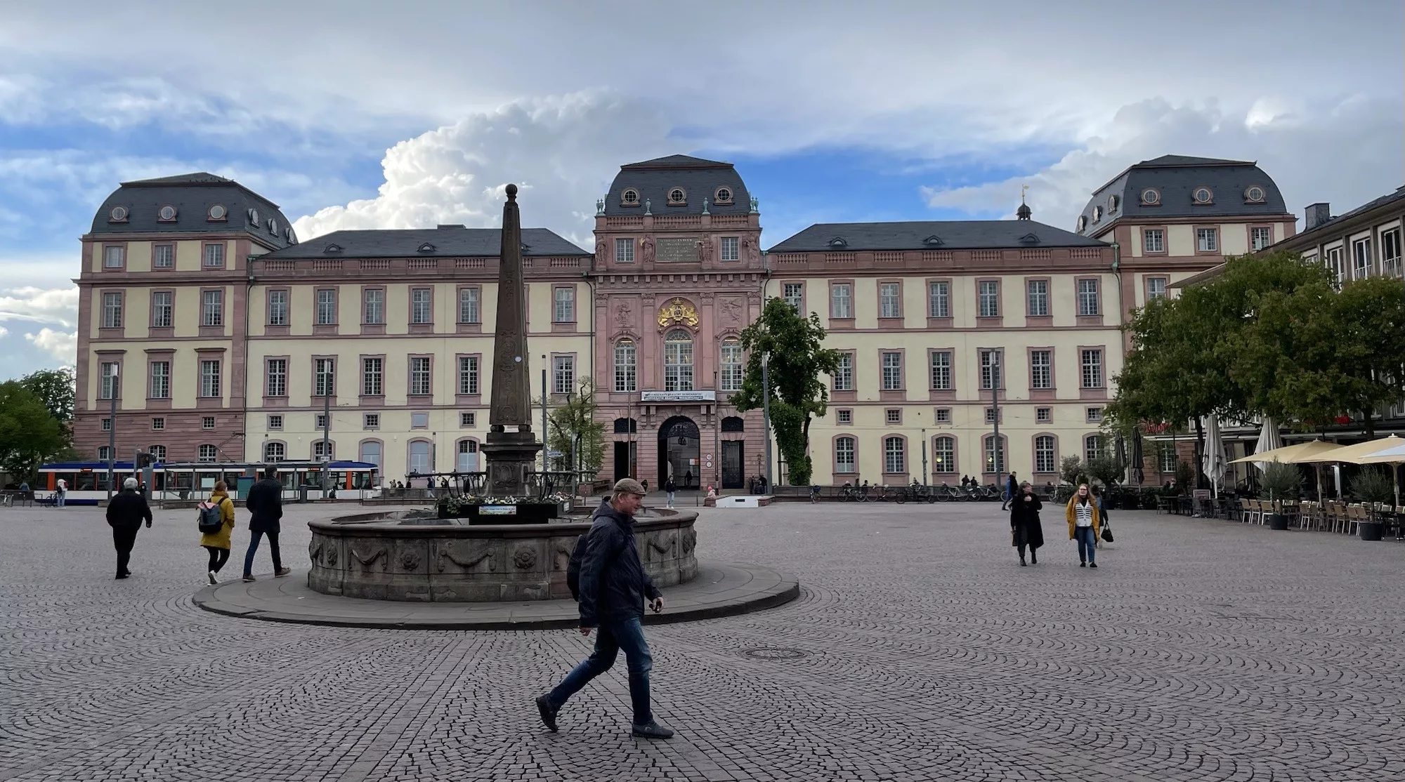 Das Residenzschloss Darmstadt, häufig auch Stadtschloss genannt, beherbergt heute Institute der Technischen Universität Darmstadt.