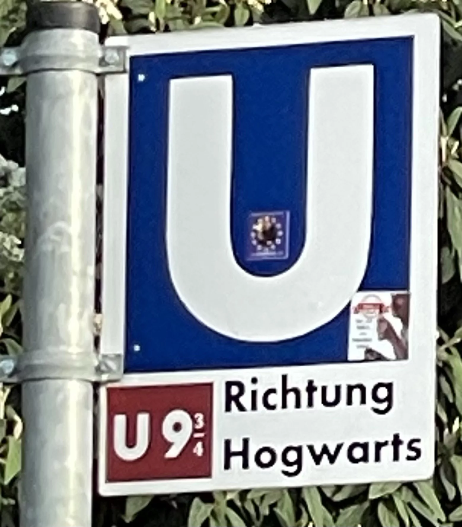 U-Bahnschild mit einem 'Richtung Hogwarts'-Defacing erweitert.