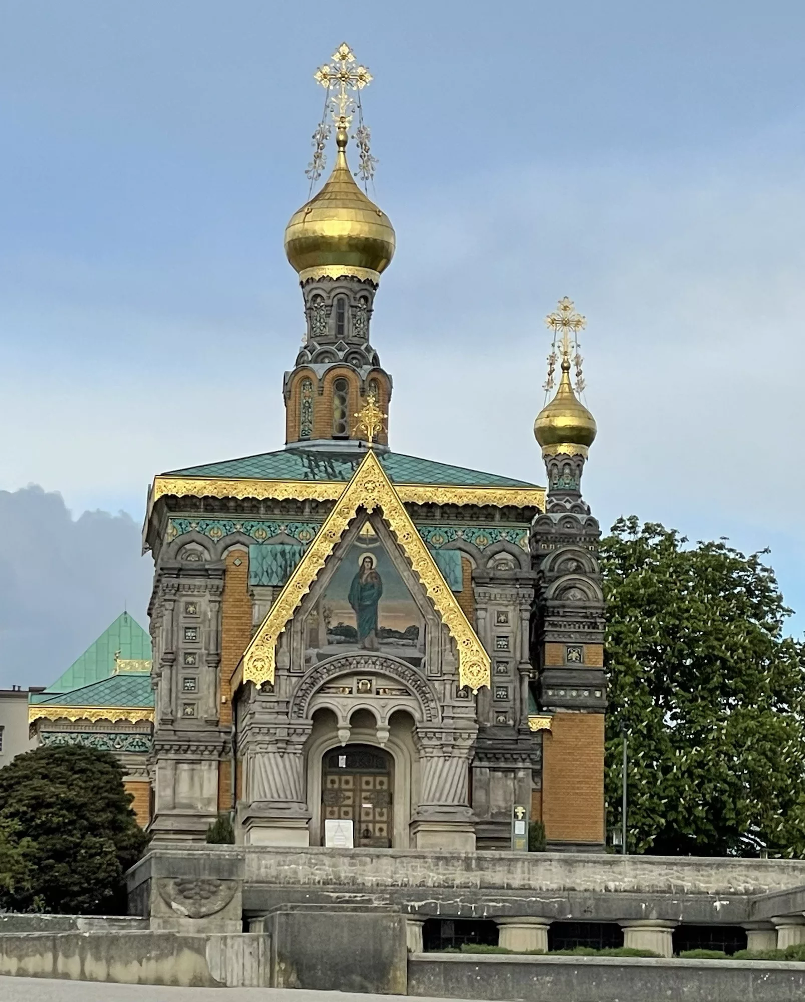 Orthodoxe russische Kirche nach den Vorstellungen des Zaren ernaut mit viel Gold.