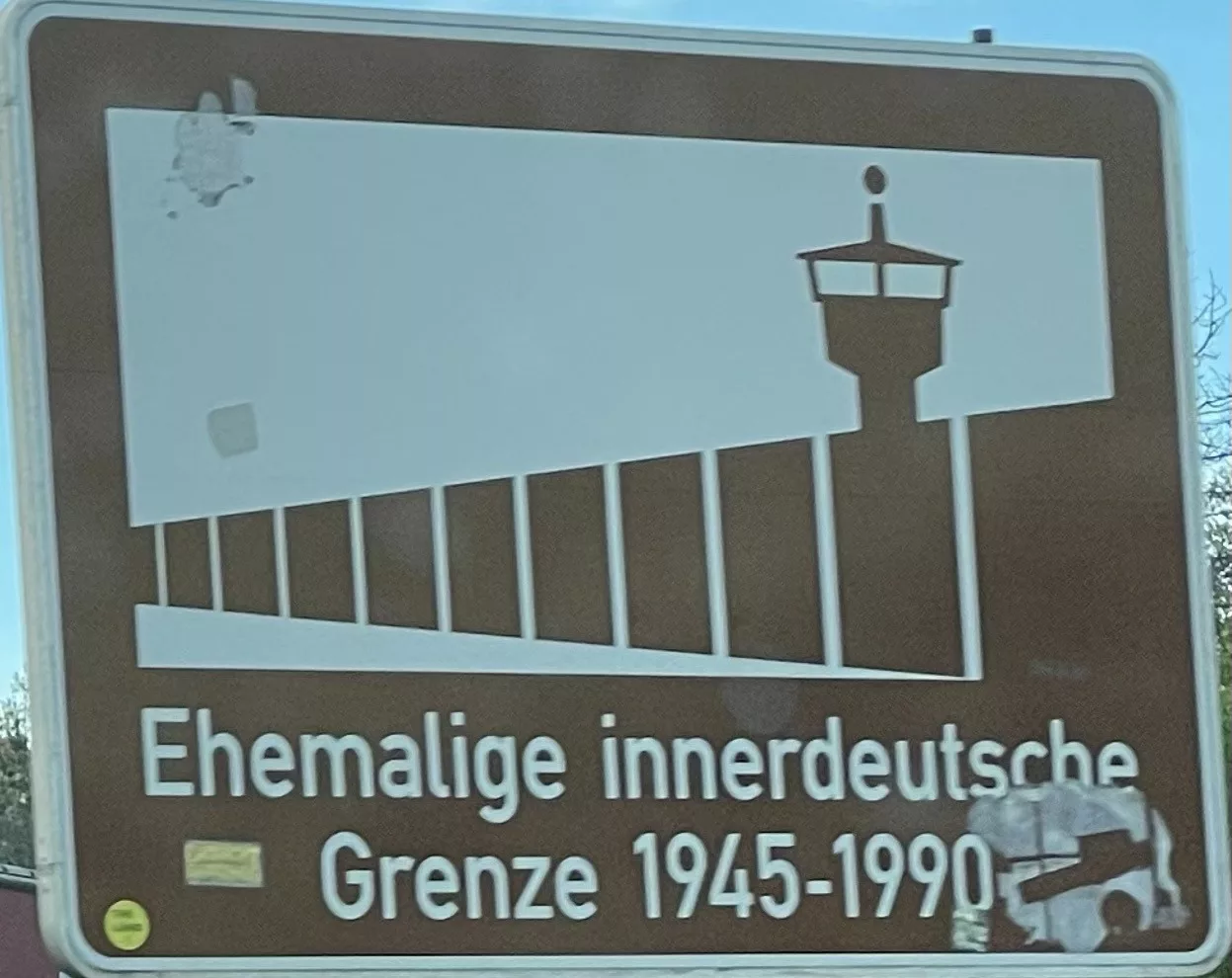 Schild bei Helmstedt/Marienbiorn zur ehemaligen inneerdeutschen Grenze.