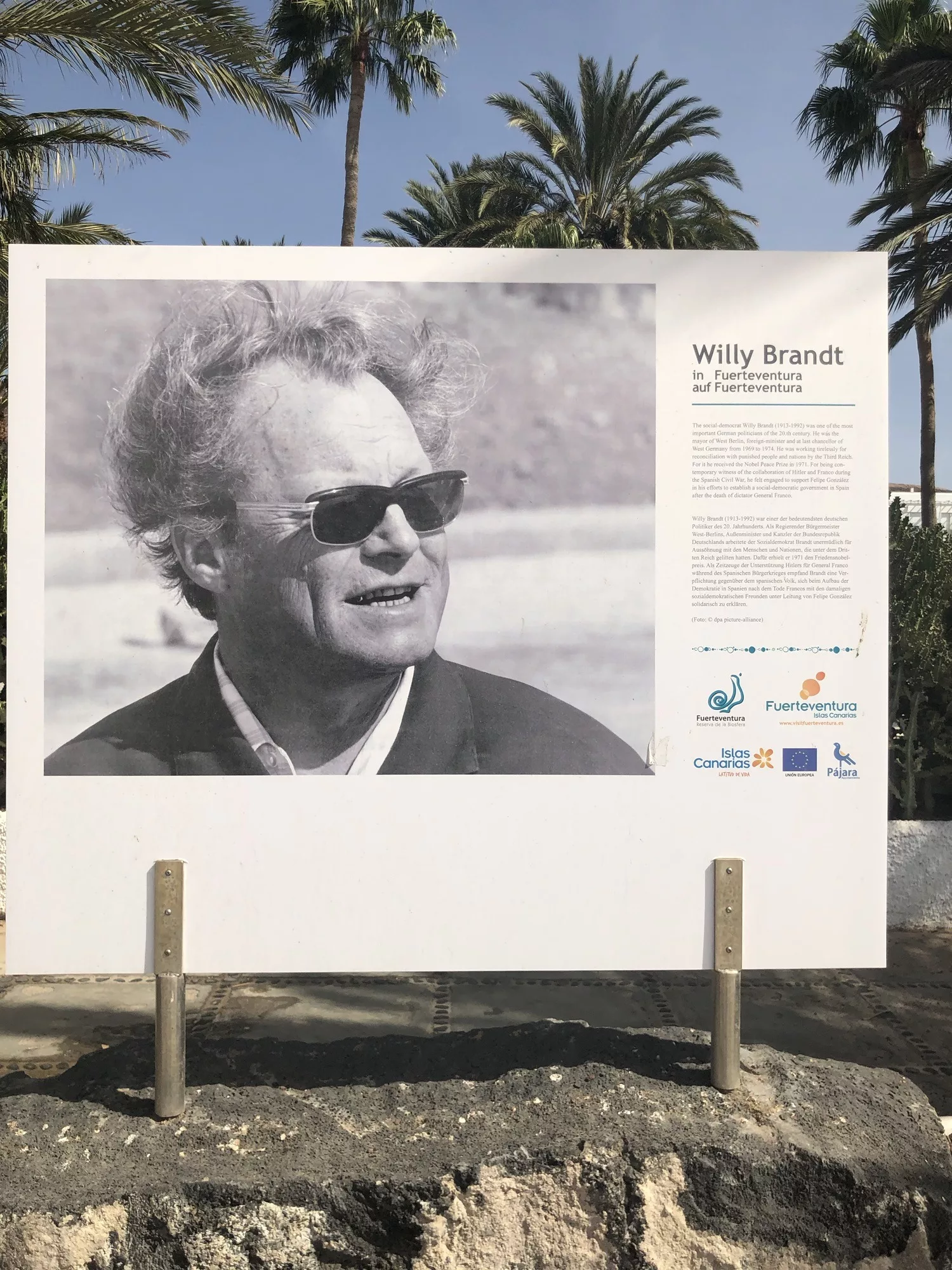Am Strand von Jandia ein plakatgroßes Schild über Willy Brand auf Fuerteventura.