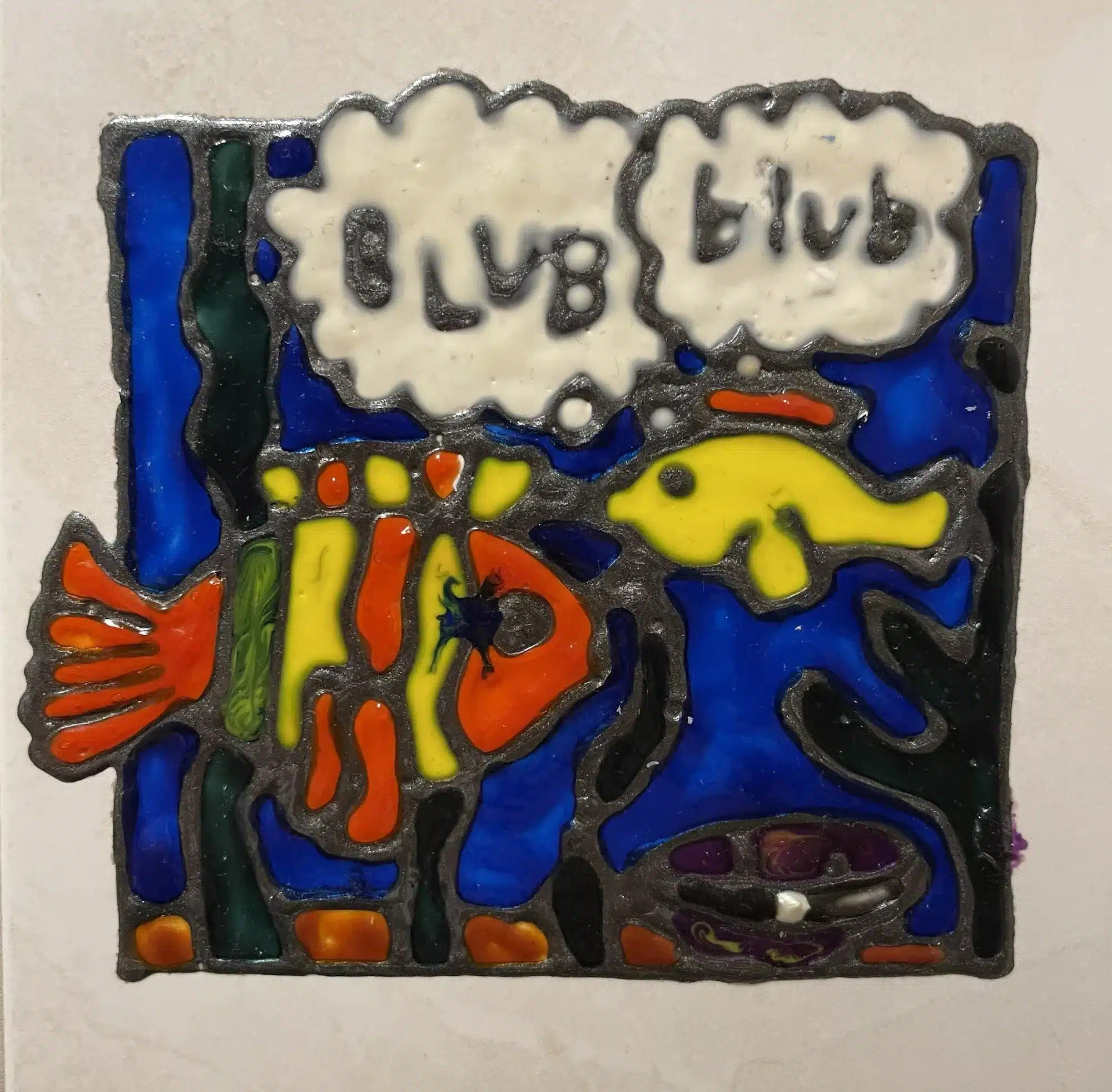 Buntes Fliesenbild mit zwei gemalten Fischen.