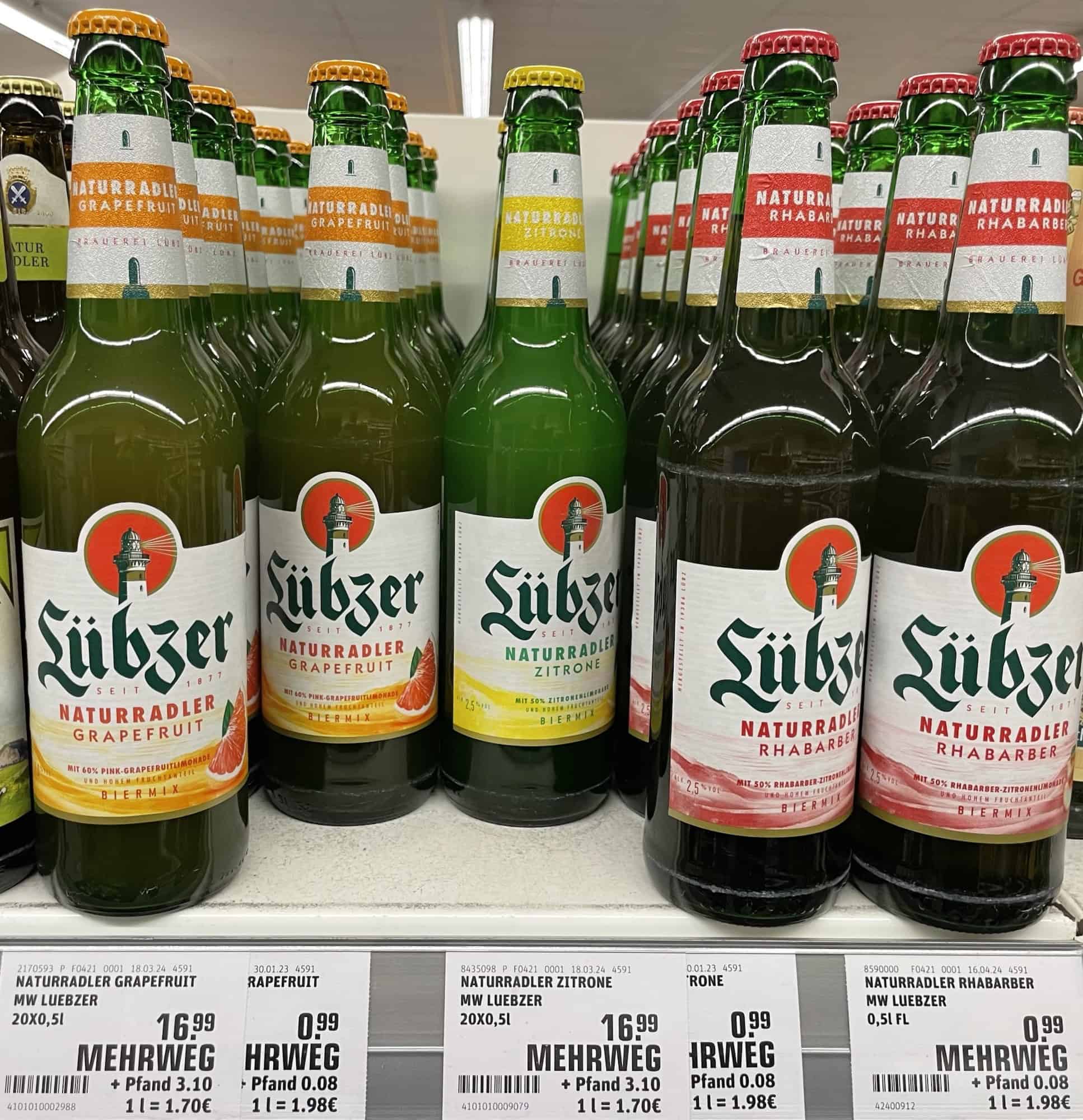 Lübzer Pilz Limomischbiere im Supermarktregal. 