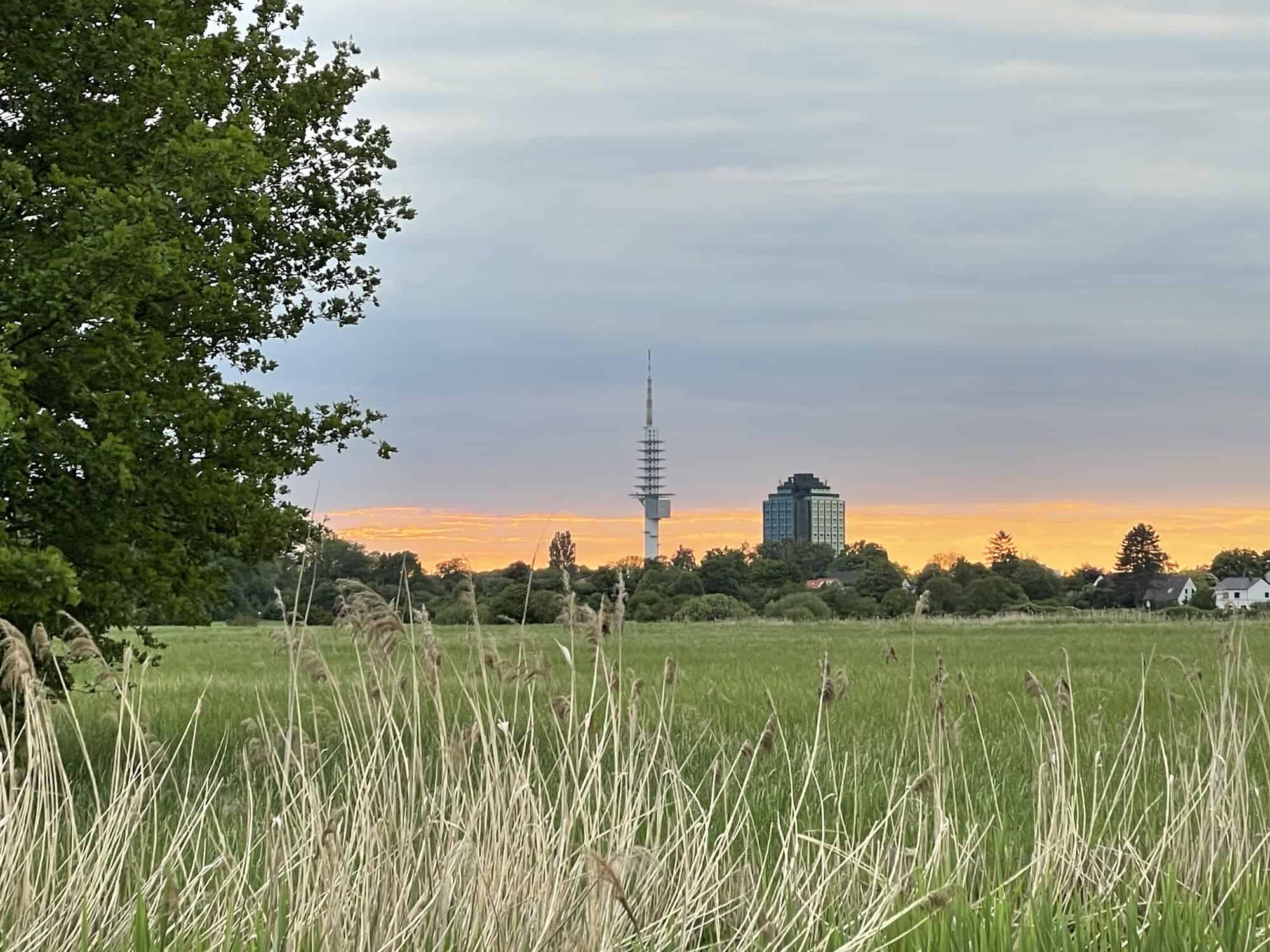 Siluette mit Telemax und Bersdorf-Tower bei orange-gelben Abendrot