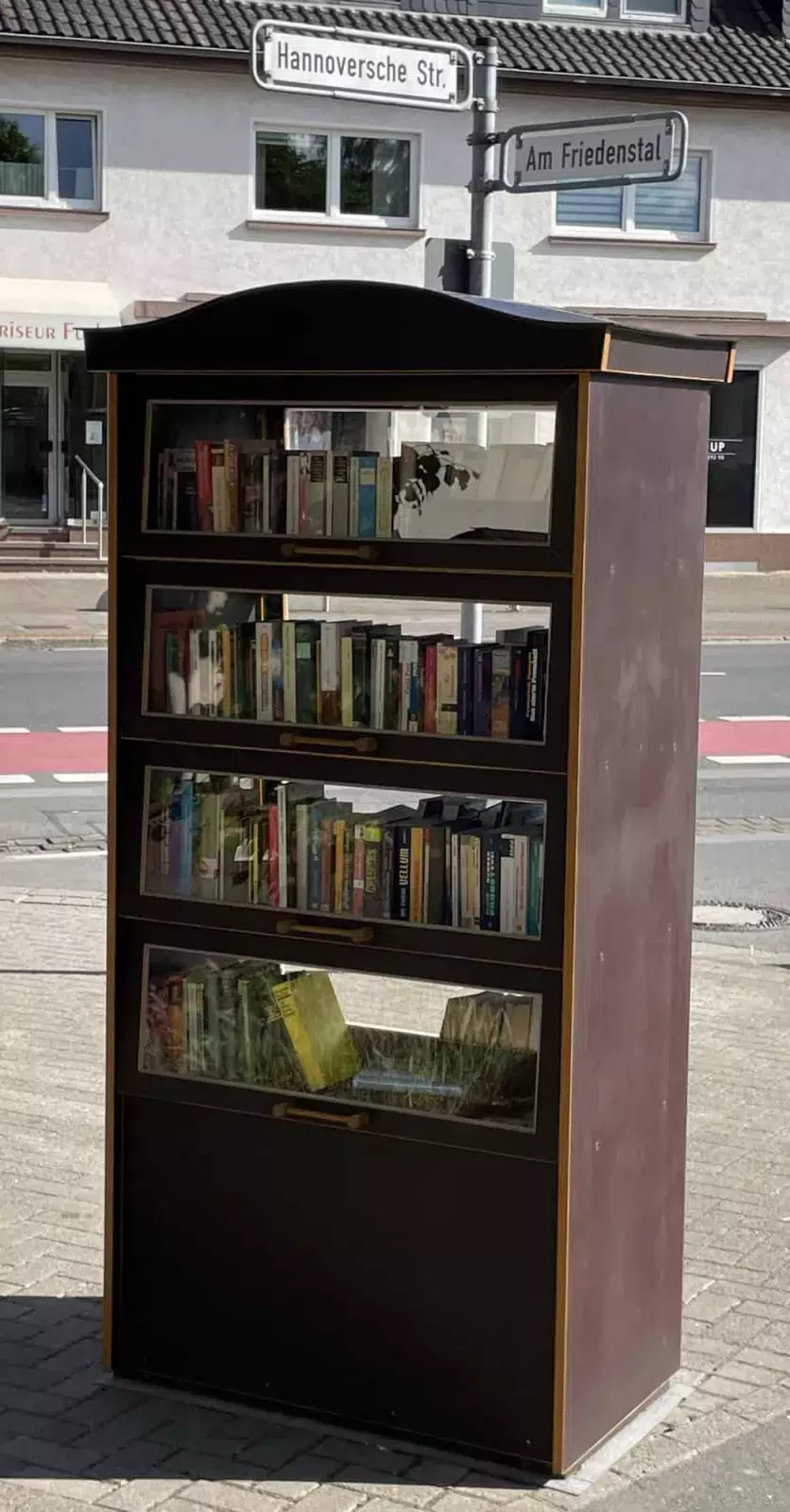 Ein neuer Bücherschrank an der Straßenecke mit Büchern zum mitnehmen und zum Bücherreinstellen.