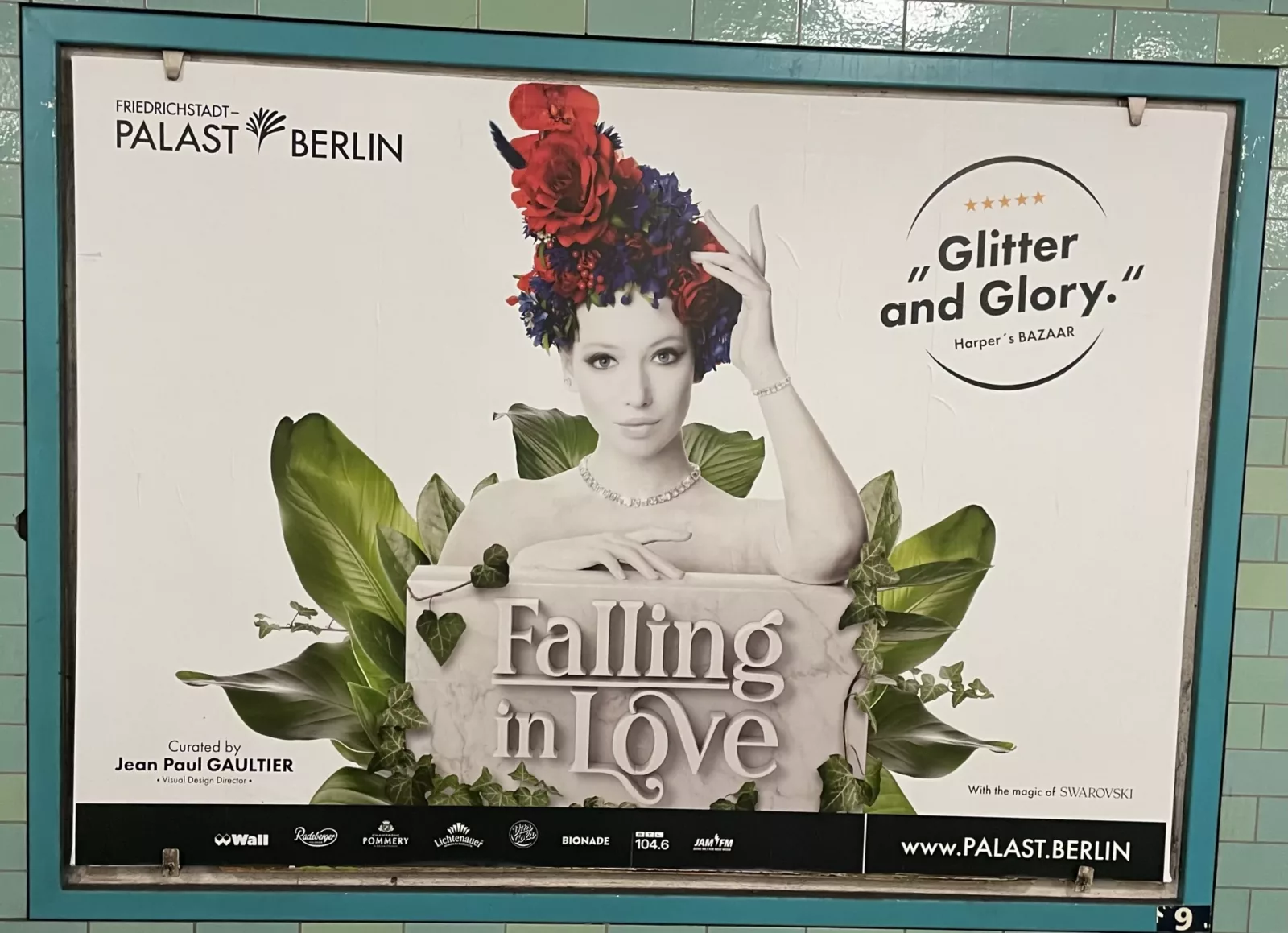 Plakat vom Friedrichstraßenpalast mit der Show ‚Falling in Love‘.