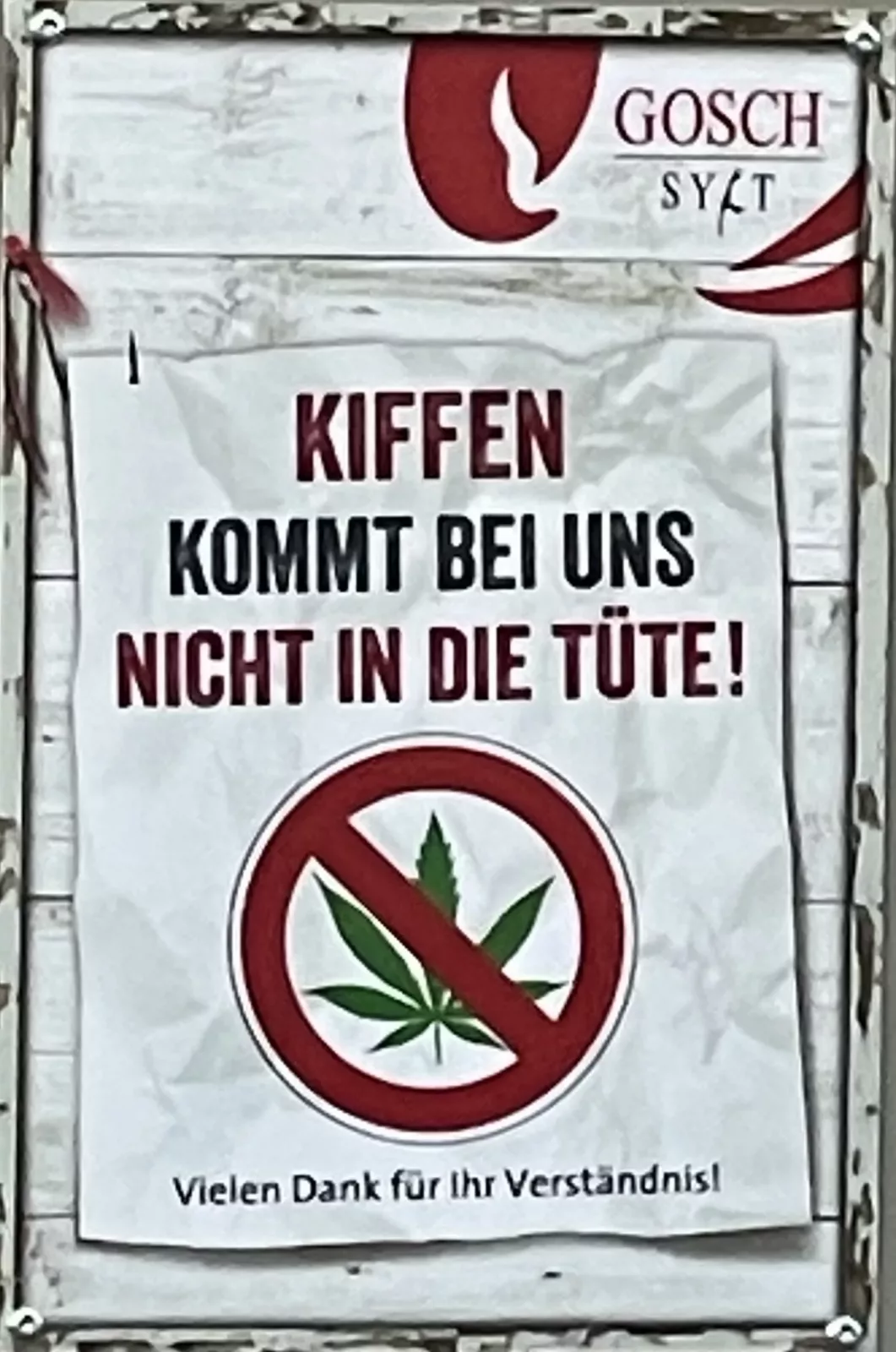 Gosch-Verbotsschild gegen Kiffen im Restaurantaußenbereich.