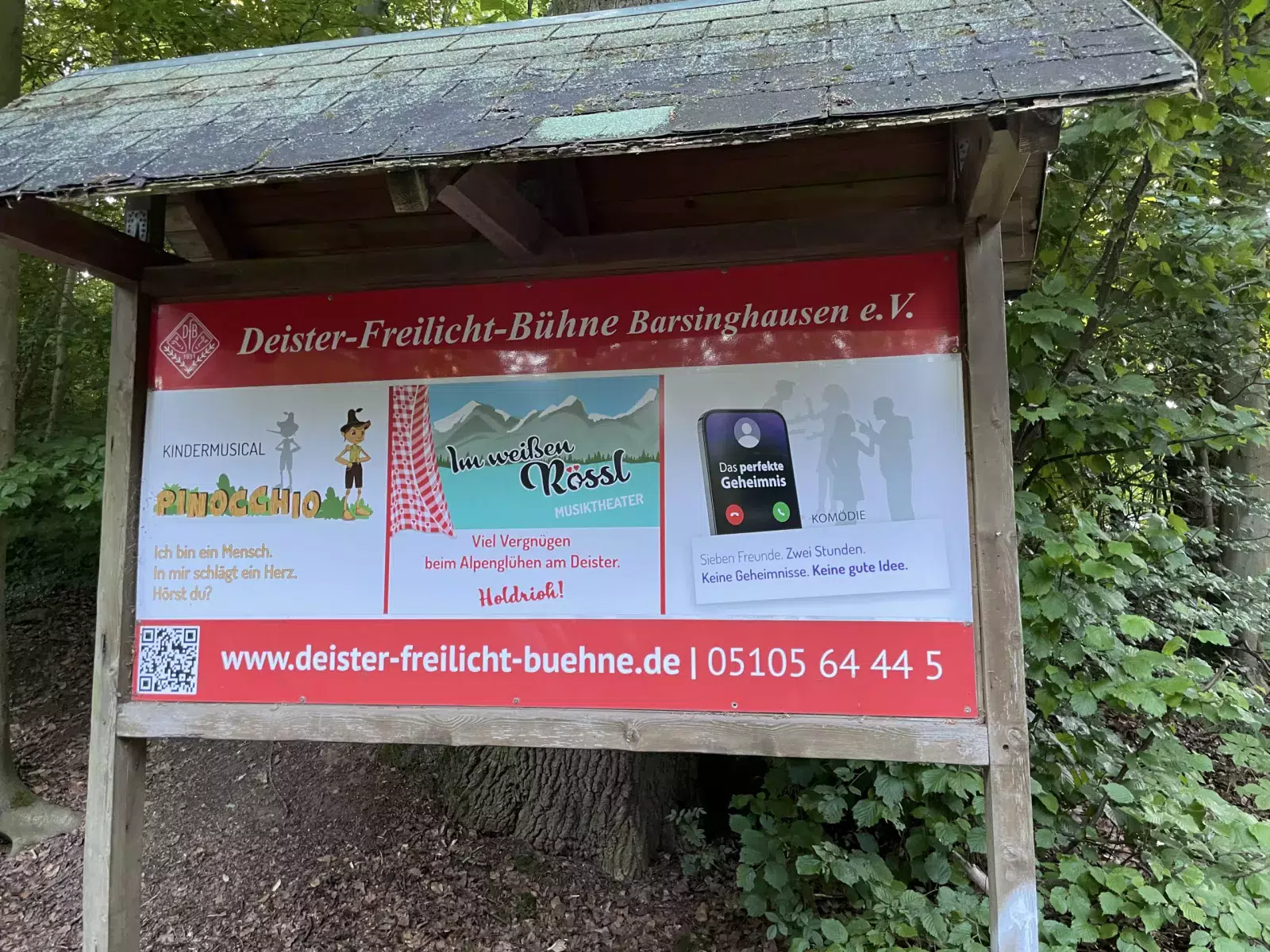 Werbetafel im Wald für die drei aktuellen Stücke der Deister-Freilicht-Bühne.